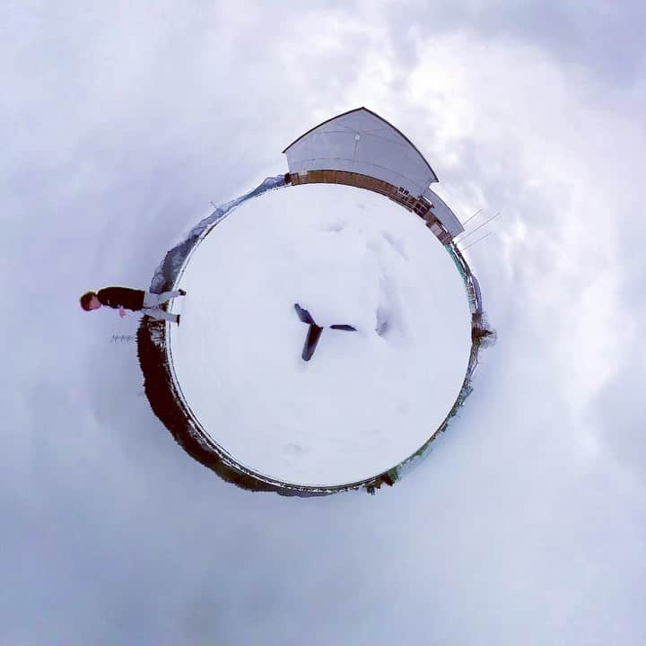 石田太志のインスタグラム：「Snow and sky. @insta360  ･ #footbag #taishiishida #freestyle #soccer #follow #worldchampion #performance #performer #instagramer #hackysack #snow #sky #insta360 #insta360oner #360 #360camera #actioncam」