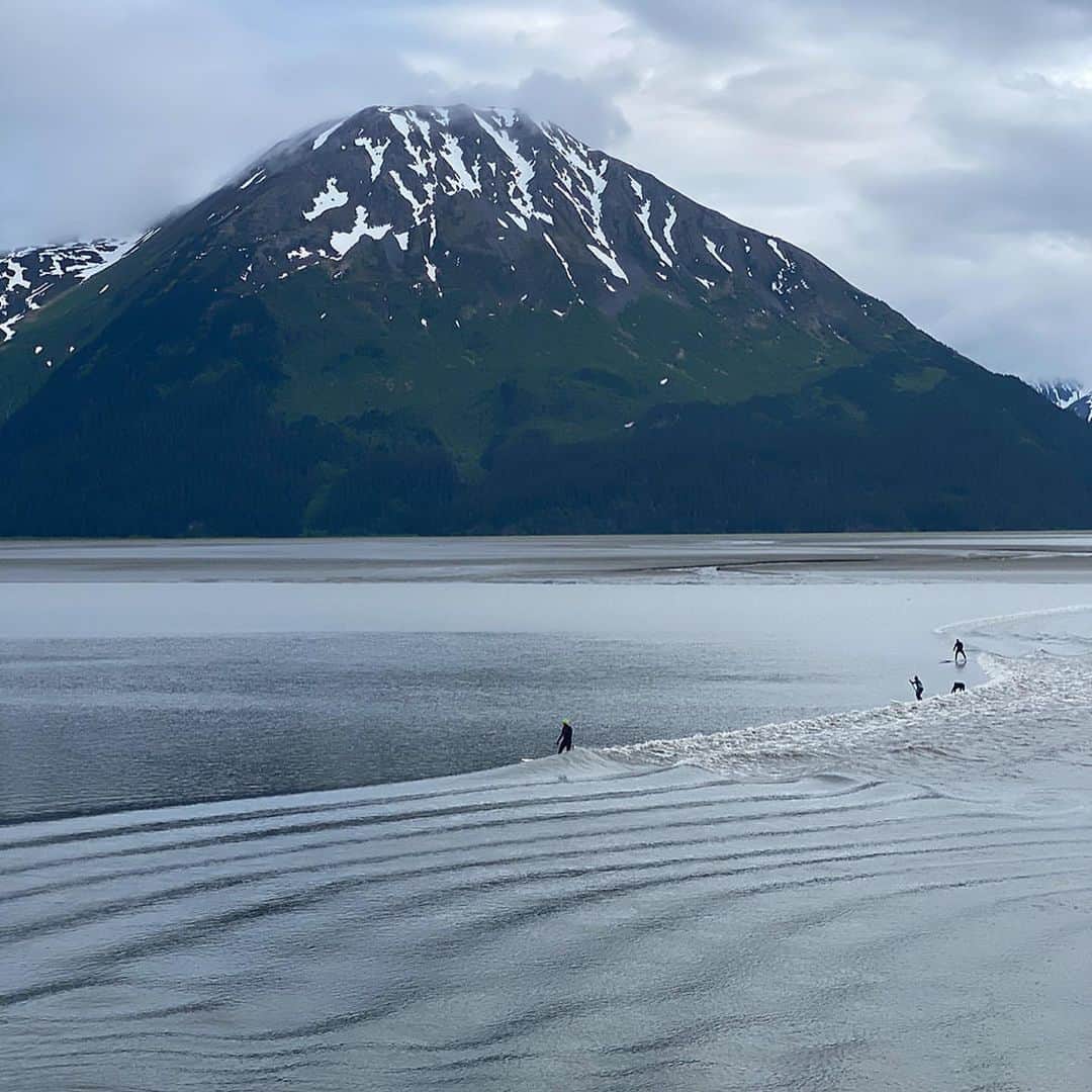 ビラボンさんのインスタグラム写真 - (ビラボンInstagram)「やっぱりスマートフォンは便利!? クリス・バーカードのコメントより↓ そして、アラスカの大自然の素晴らしい様子をスワイプして見てみてください！  “𝙒𝙝𝙚𝙣 𝙞𝙩 𝙘𝙤𝙢𝙚𝙨 𝙩𝙤 𝙩𝙚𝙡𝙡𝙞𝙣𝙜 𝙨𝙩𝙤𝙧𝙞𝙚𝙨, 𝙨𝙤𝙢𝙚𝙩𝙞𝙢𝙚𝙨 𝙖 𝙦𝙪𝙞𝙘𝙠 𝙨𝙘𝙧𝙤𝙡𝙡 𝙩𝙝𝙧𝙤𝙪𝙜𝙝 𝙢𝙮 𝙞𝙋𝙝𝙤𝙣𝙚’𝙨 𝙘𝙖𝙢𝙚𝙧𝙖 𝙧𝙤𝙡𝙡 𝙙𝙤𝙚𝙨 𝙩𝙝𝙚 𝙗𝙚𝙨𝙩 𝙟𝙤𝙗. 𝙉𝙤 𝙘𝙖𝙢𝙚𝙧𝙖 𝙬𝙞𝙡𝙡 𝙚𝙫𝙚𝙧 𝙧𝙚𝙥𝙡𝙖𝙘𝙚 𝙩𝙝𝙚 𝙤𝙣𝙚 𝙮𝙤𝙪 𝙖𝙘𝙩𝙪𝙖𝙡𝙡𝙮 𝙝𝙖𝙫𝙚 𝙞𝙣 𝙮𝙤𝙪𝙧 𝙝𝙖𝙣𝙙𝙨 𝙖𝙩 𝙖𝙡𝙡 𝙩𝙞𝙢𝙚𝙨.” -@ChrisBurkard⠀ ⠀ Airdropped straight from Chris’ iPhone - swipe for a behind-the-scenes look from on location in Alaska for the filming of 'A/Div: Alaska.' Now playing through our link in bio.⠀ ⠀ #BillabongAdventureDivision」12月28日 11時25分 - billabong_japan