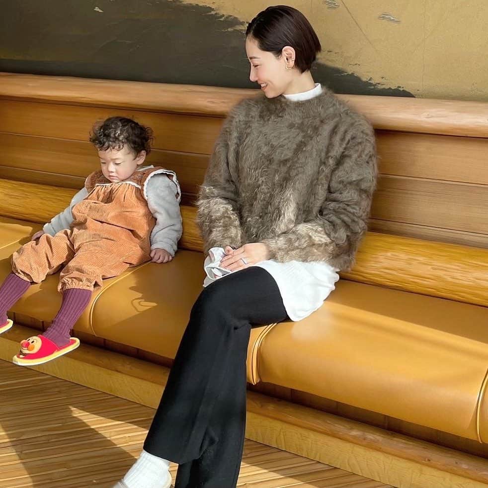大塚良子のインスタグラム：「2歳4ヶ月わがまま怪獣期 写真撮ろって言うといつもこの顔😅 友達とゆっくりランチも出来やしない。 でも最高に可愛いこの時期を心にちゃんと刻んでおきたい♡ . 先日ふらっと入った代官山 @plage_jp で買った WOOLのパンツがとても良くてお気に入り。 ニットパンツって緩く見えがちだけど キチンと感出してくれるから 公園から旅先、移動までどんな時にも活躍中 Cashmer Knit... @blamink.official  Tops... @mediam_official  Pants... @plage_jp」