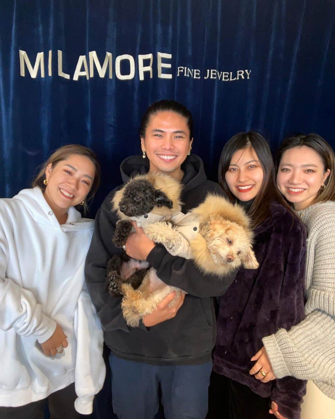 稲木ジョージのインスタグラム：「Good luck with your new journey @nnaru and @29akina 🕺Thanks for putting your soul and hard work into @milamore_japan ✨  ミセスOBAMA @nnaru と強めギャル @29akina が卒業し、看板娘 @_miyu512 に @milamore_japan をバトンタッチ🙆‍♀️これからはみゆちゃんがジャパンを引っ張っていくので、ぜひ青山のショールームにも遊びに行ってください👏年内はお休みし、年明け9日から営業です！オンラインはいつでも買えるのでポチっとしてみてください💻 CEOとしてまだまだ未熟なのでスタッフから学ぶことばかり！来年はもっと成長しないと🔥」