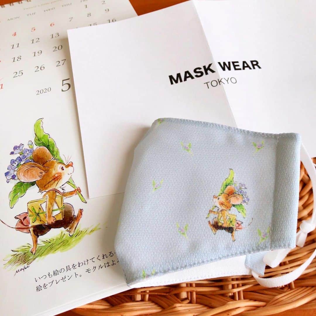 イラストレーター山崎牧子のインスタグラム：「MASK WEAR TOKYO様 サンプルが届きました✨ 実際に手にしてみると、シルク素材の良さだったり、しっかりと作られているのがわかります。サラサラで着け心地もいい感じです😌 絵柄はこねずみユルリとルリソウが遊んでいますよ🐭 よろしければこちらのサイトより ご覧いただけます。 You can see the mask of my illustration from this site.  https://maskwear.jp/products/402  #マスク#デザインマスク#イラストレーター#いなとめまきこ#水彩画#maskweartokyo#artwork#illustrator#watercolorpainting#design#designmask」