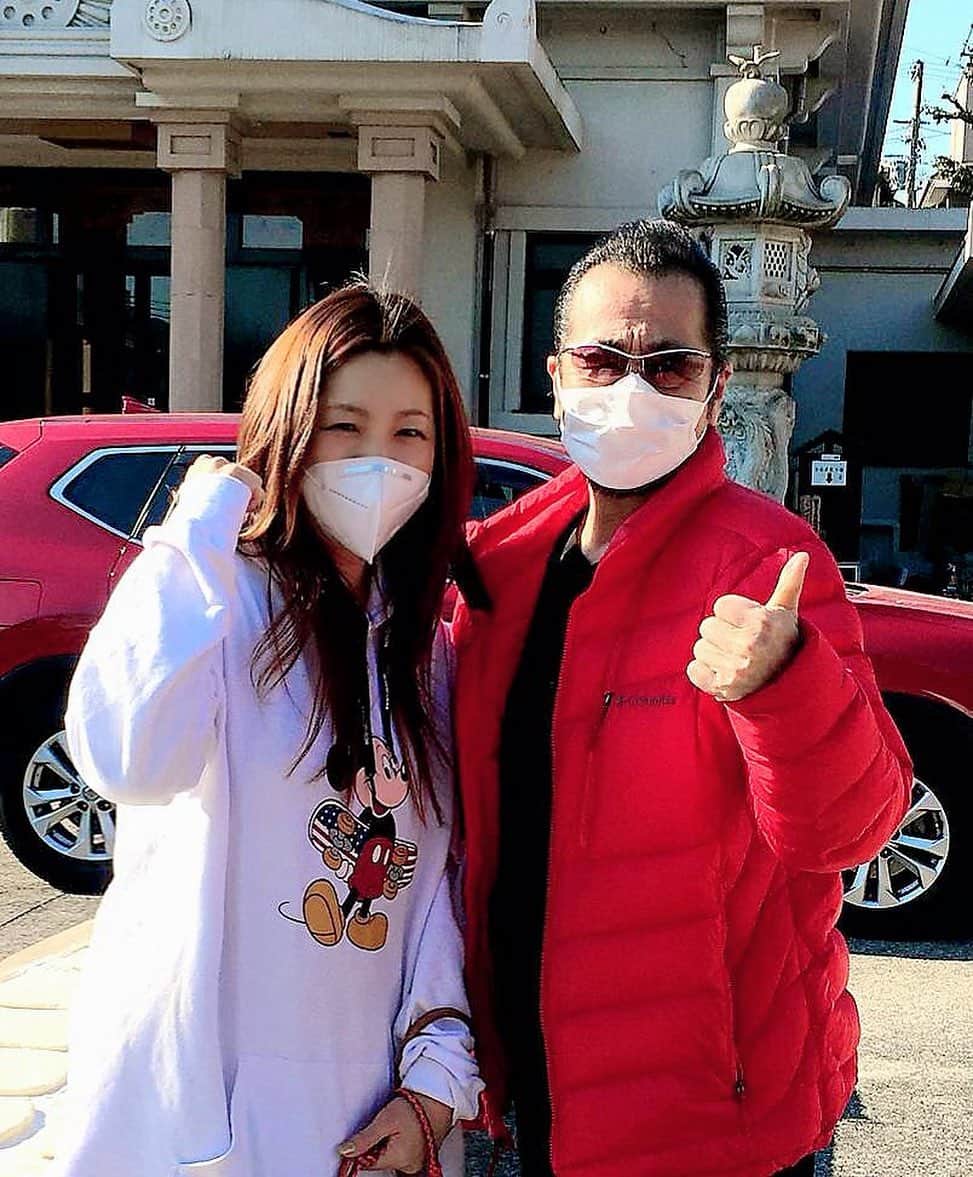 井上貴子のインスタグラム：「アタシのアホ毛がとても気になる（笑）  中学生の頃から大好きだった翔さん。  今年はコロナで エンターテイメント系は 中止になったり無観客になったり。  やるせない年でしたね。  横浜銀蝿は今年デビュー40周年^ ^  赤を着る歳になった翔さんですが 全国ツアー目前で全てキャンセル。  お気持ちお察しします。  ですが！！！ 昭和魂！！！ コロナ終息したら お互いにぴょんぴょん飛び回りましょ。  お逢いできてうれしかったです^ ^ サプライズプレゼントも ありがとうございましたーー♡  Happyで^ ^  プロフィール画面に記載のURLより 通販サイト「神取屋」に飛べます^ ^  コロナ禍に携わる 全てのお仕事の皆様。  心から 感謝しています。  引き続き油断せず お気をつけて お過ごし下さいませ。  #井上貴子  #LLPWX #女子プロレス #紅緒と柊音 #トイプードル #横浜銀蝿翔 #KN95 #LLPWX通販サイト神取屋 #TikTokはじめてみた #Twitterも見てね #感謝 #STOPCOVID19」