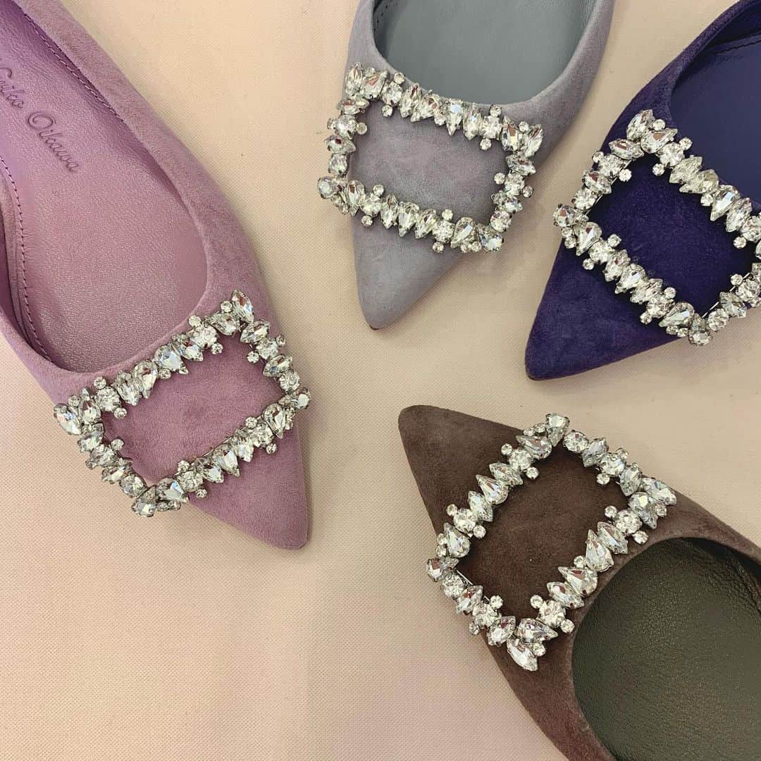 Tsuru by Mariko Oikawaのインスタグラム：「新しい年に煌めきを添えて...✳︎  Constance（flat） Catherine（5㎝heel）  #tsuru #tsurubymarikooikawa #今年もあと4日ですね」