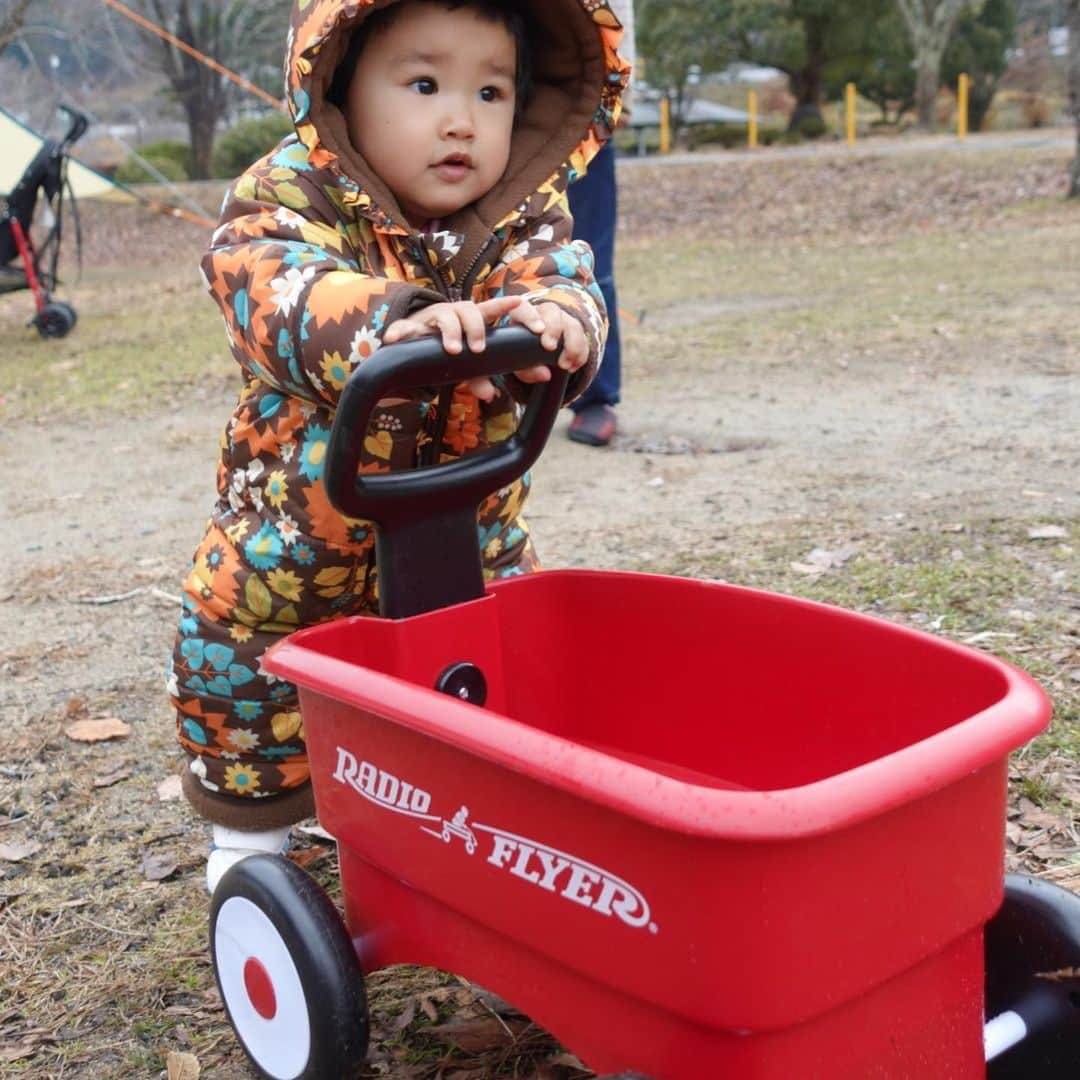 川畑雅秀さんのインスタグラム写真 - (川畑雅秀Instagram)「今年最後のキャンプ🏕めっちゃ遊んでてよかった〜🤗 #知明湖キャンプ場 #今年最後の #キャンプ #川西市 #1歳 #ラジオフライヤー #遊ぶ #月ちゃん #かわばたくん」12月28日 11時31分 - kawabata.kun