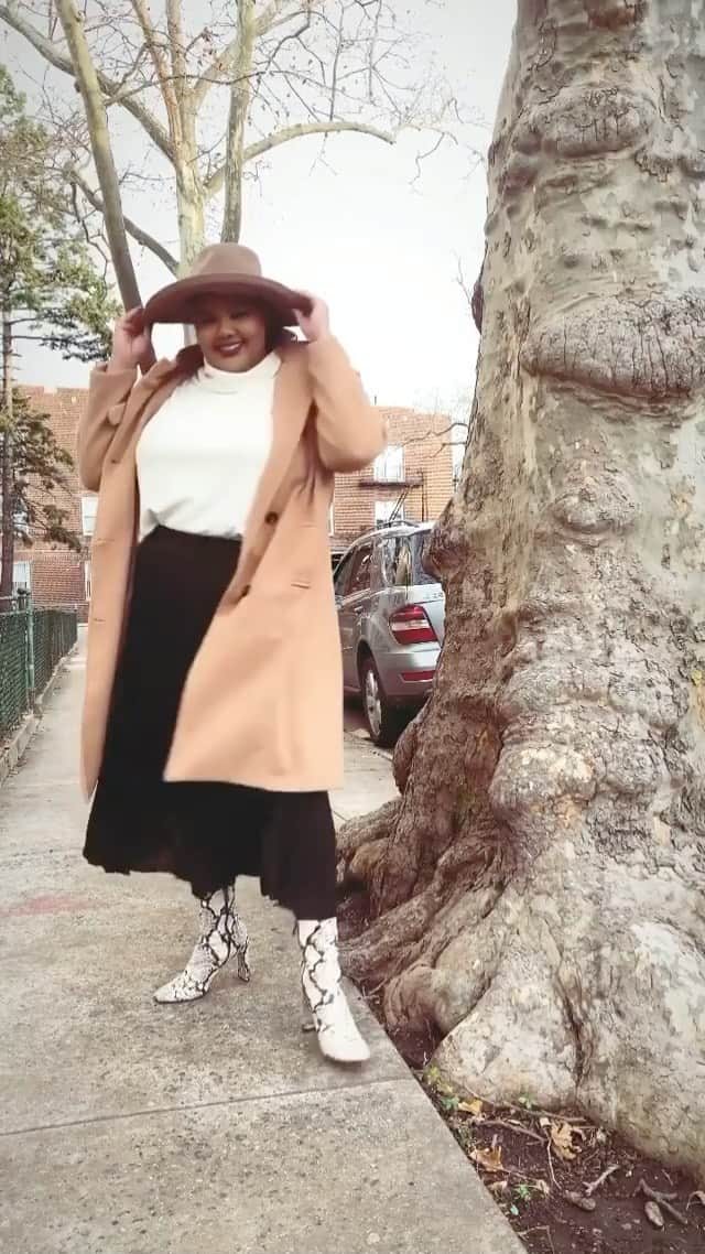 のインスタグラム：「Make a statement with the Deverna Square-Toe Bootie, courtesy of @hadyouatsalaam. Shop 30% off boots and booties at vincecamuto.com right now! #vincecamuto」