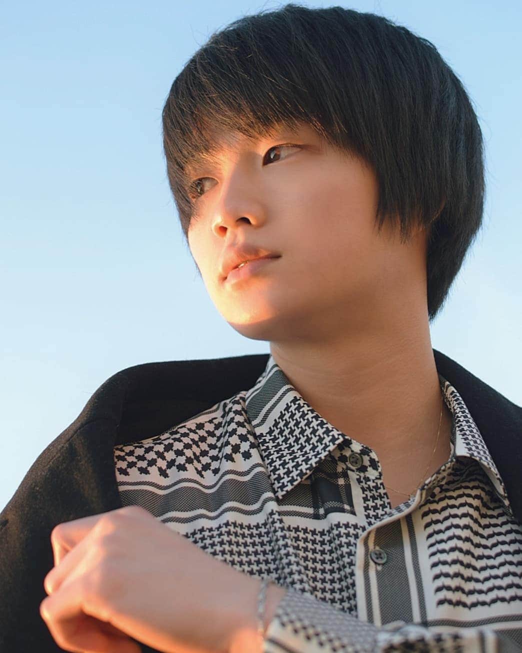 外山将平のインスタグラム：「今年も残りわずかですね！ 油断大敵で行動しよう🧹  最近は外に出ると速攻で 手が冷えるので､末端冷え性には 辛い時期…🥺  #作品撮り  photo by:key #photooftheday#camera#portrait#model#外山将平#役者#俳優#今日の外山#ootd#Nikon#美肌#一重 #写真#撮影#カメラ#ポートレート#ファインダー越しの私の世界#カメラ好きな人と繋がりたい#筋トレ#作品撮り#黒髪#メガネ男子#ブラックコーデ#冬#winter#fashion#instagood#被写体モデル」