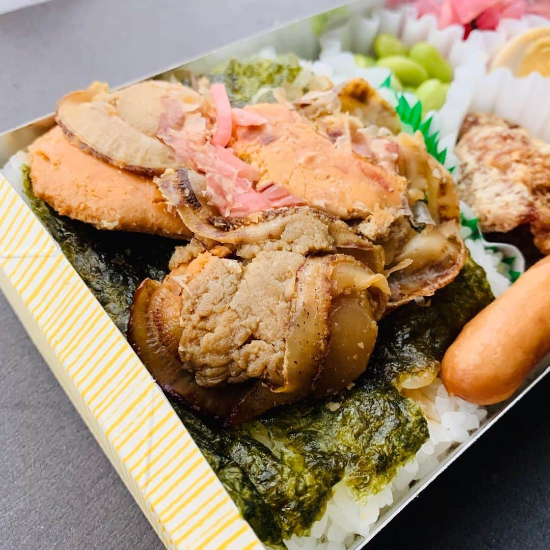 megumiさんのインスタグラム写真 - (megumiInstagram)「今日のおひる #金兵衛 の帆立の磯焼き弁当(日替りメニュー) 600円(税込) . いつもは焼き魚系のお弁当を選ぶんだけど、今日は初めて見た帆立で！ 肉厚な帆立が3個入ってるの。(なのにこの値段！)味が染み染みで美味しかった！ 帆立の下はのり弁になってて幸せが続く〜🥰 . 右側の枝豆、お新香、マカロニサラダはどのお弁当にも入ってるんだけど、これがまたおいしいんだよね〜！ 本当はマカロニサラダを山盛りで食べたい🥺 . #金兵衛 は撮影やロケ弁などでもよく使われてるお弁当屋さん。お魚のおかずが売りだよ。店頭だと一個から買えるよ😉代々木上原、八重洲、日本橋にお店かあります💁‍♀️ . . . . #パン好きトレーニー #healthylifestyle #healthybody #健康美 #naturalbeauty #ボディメイク#bodymake #フィットネス #fitness #fitnessgirl #フィットネス女子 #筋トレ #筋トレ女子 #体型記録 #ダイエット#メリハリボディ#fitnessmodel #フィットネスモデル#お尻トレーニング #美尻 #美容」12月28日 11時38分 - megumi_aimy_fit