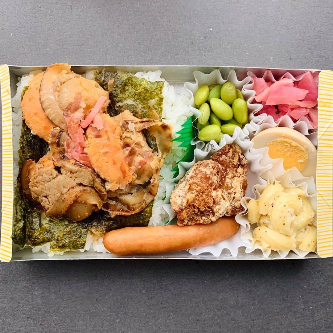 のインスタグラム：「今日のおひる #金兵衛 の帆立の磯焼き弁当(日替りメニュー) 600円(税込) . いつもは焼き魚系のお弁当を選ぶんだけど、今日は初めて見た帆立で！ 肉厚な帆立が3個入ってるの。(なのにこの値段！)味が染み染みで美味しかった！ 帆立の下はのり弁になってて幸せが続く〜🥰 . 右側の枝豆、お新香、マカロニサラダはどのお弁当にも入ってるんだけど、これがまたおいしいんだよね〜！ 本当はマカロニサラダを山盛りで食べたい🥺 . #金兵衛 は撮影やロケ弁などでもよく使われてるお弁当屋さん。お魚のおかずが売りだよ。店頭だと一個から買えるよ😉代々木上原、八重洲、日本橋にお店かあります💁‍♀️ . . . . #パン好きトレーニー #healthylifestyle #healthybody #健康美 #naturalbeauty #ボディメイク#bodymake #フィットネス #fitness #fitnessgirl #フィットネス女子 #筋トレ #筋トレ女子 #体型記録 #ダイエット#メリハリボディ#fitnessmodel #フィットネスモデル#お尻トレーニング #美尻 #美容」