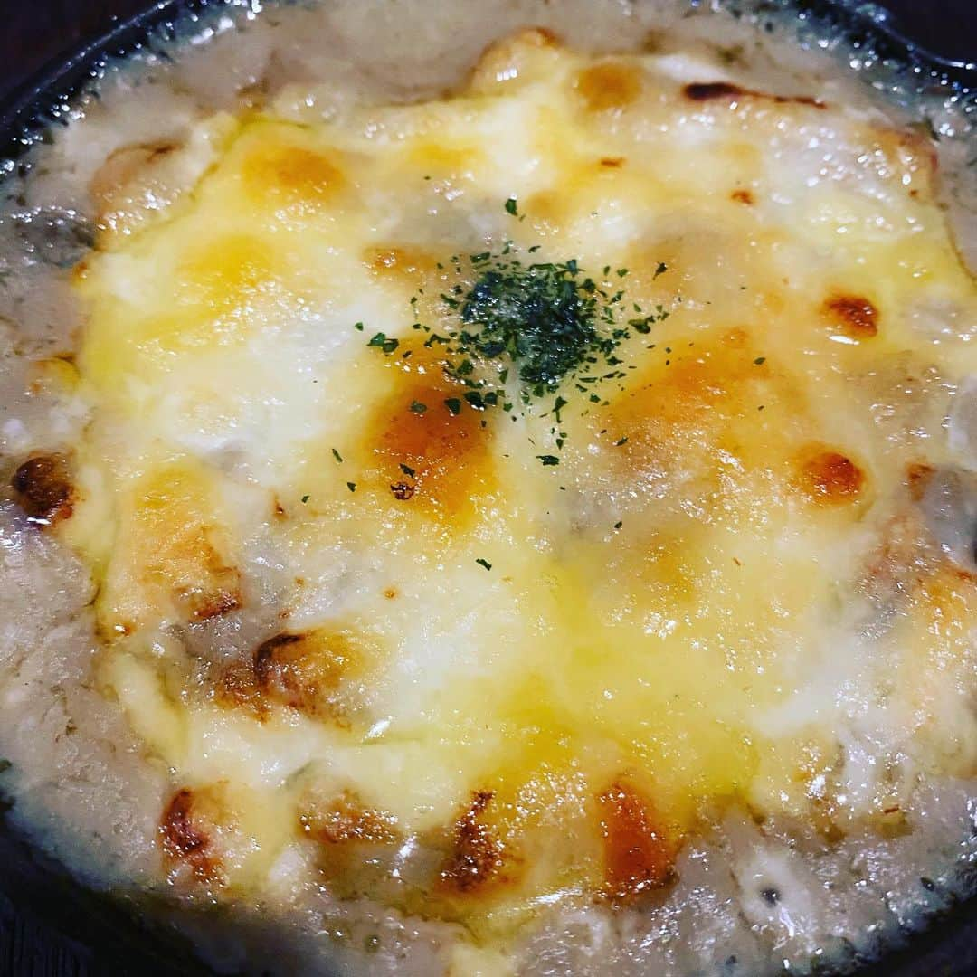 おっきゃがりのインスタグラム：「こんにちは〜💪🏻💪🏻  今日は名物の『カニ味噌グラタン』 超濃厚で美味しいグラタンをみな様の口元まで届けてあげたいです🤤❤️  本日も12時から21時まで営業しておりますので、お気軽にお越しくださいませ🙇‍♂️✨  【営業時間変更のお知らせ】  平素より季楽酒場おっきゃがりのご利用ありがとうございます。 この度、新型コロナウィルス感染拡大防止のため、大阪市時短営業要請を受けまして、12月16日~12月30日までを下記の通り営業時間を変更させていただくこととなりました。 皆様にはご不便、ご迷惑をおかけしますが、何卒ご理解とご協力をお願い致します。  変更前：17:00～翌1:00  金、土、祝前：17:00〜翌3:00  変更後全日：12:00～21:00  時間を変更し、お昼からガンガン営業いたします。 ランチメニューも昼飲みもご用意しておりますので、時間変更後もぜひご利用ください。 ランチメニューに限りテイクアウト可能ですので是非よろしくお願い致します。  季楽酒場おっきゃがり　スタッフ一同。 TEL：06-6454-3511」