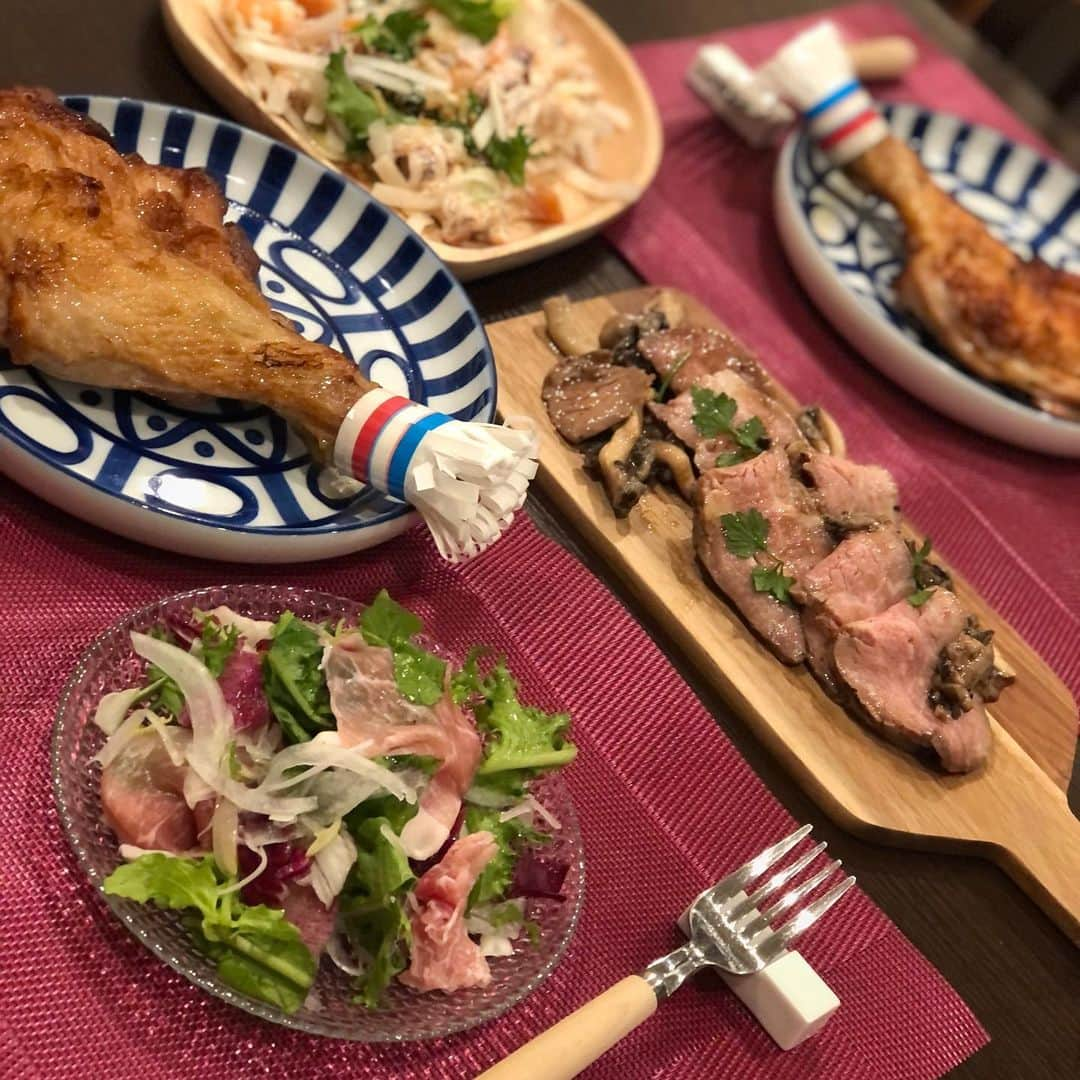 悠未ひろさんのインスタグラム写真 - (悠未ひろInstagram)「あと、クリスマスらしいディナーをお家で食べました🏠 これはね〜 作ってないです（笑） お惣菜屋さん、力入ってました！味付けがどれも最高、とても美味しかったです！ でも、クリスマスにチキンとか食べるの、何十年ぶりだろ… 毎年、必ず仕事して忙しくしてるけど、こんなクリスマスもいいね😊  #我が家のクリスマスディナーは  #作ってないよ買ったんだよ  #いつもよりオシャレに #盛れた  #年末 #お身体にお気をつけて #健康第一で #また元気に会うために」12月28日 11時45分 - hiroyuumitomo