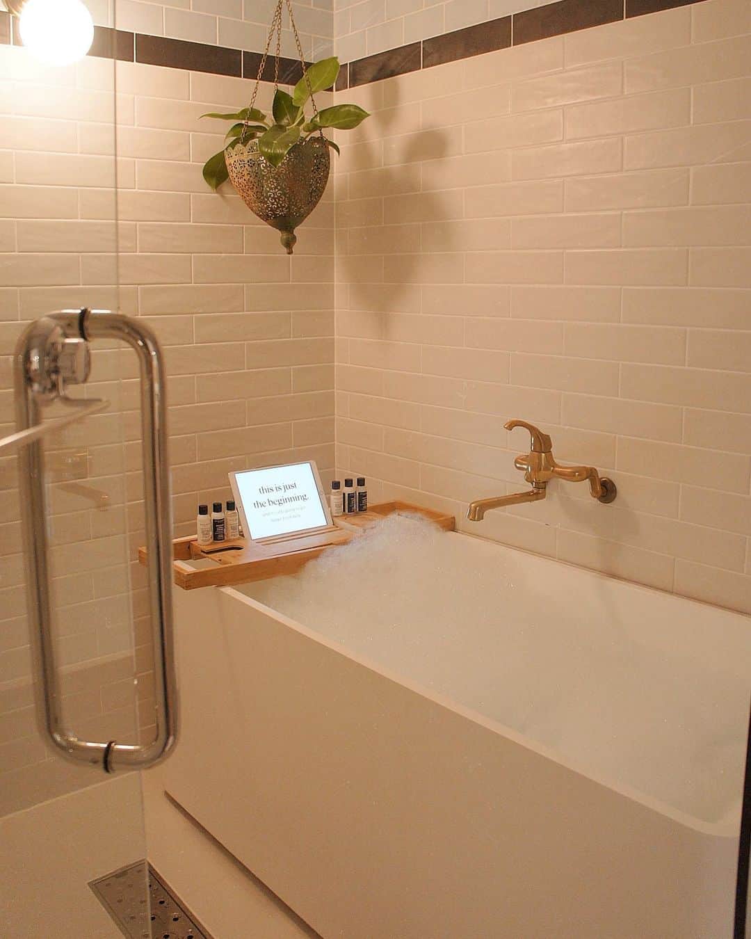 MEGのインスタグラム：「𝑅𝑂𝑂𝑇𝟮 𝐵𝐴𝑇𝐻 𝑅𝑂𝑂𝑀 🛁🧼🧴 ㅤㅤㅤㅤㅤㅤ インテリア見るの楽しい。 楽しみがあるから頑張れる。  ホテルの決め手point🤍 バスルーム・鏡・ふかふかそうなベッド ㅤㅤㅤㅤㅤㅤ #root2hotel #hotelstay #hotel_mg #ホテルステイ #京都 #京都ホテル #国内ホテル」