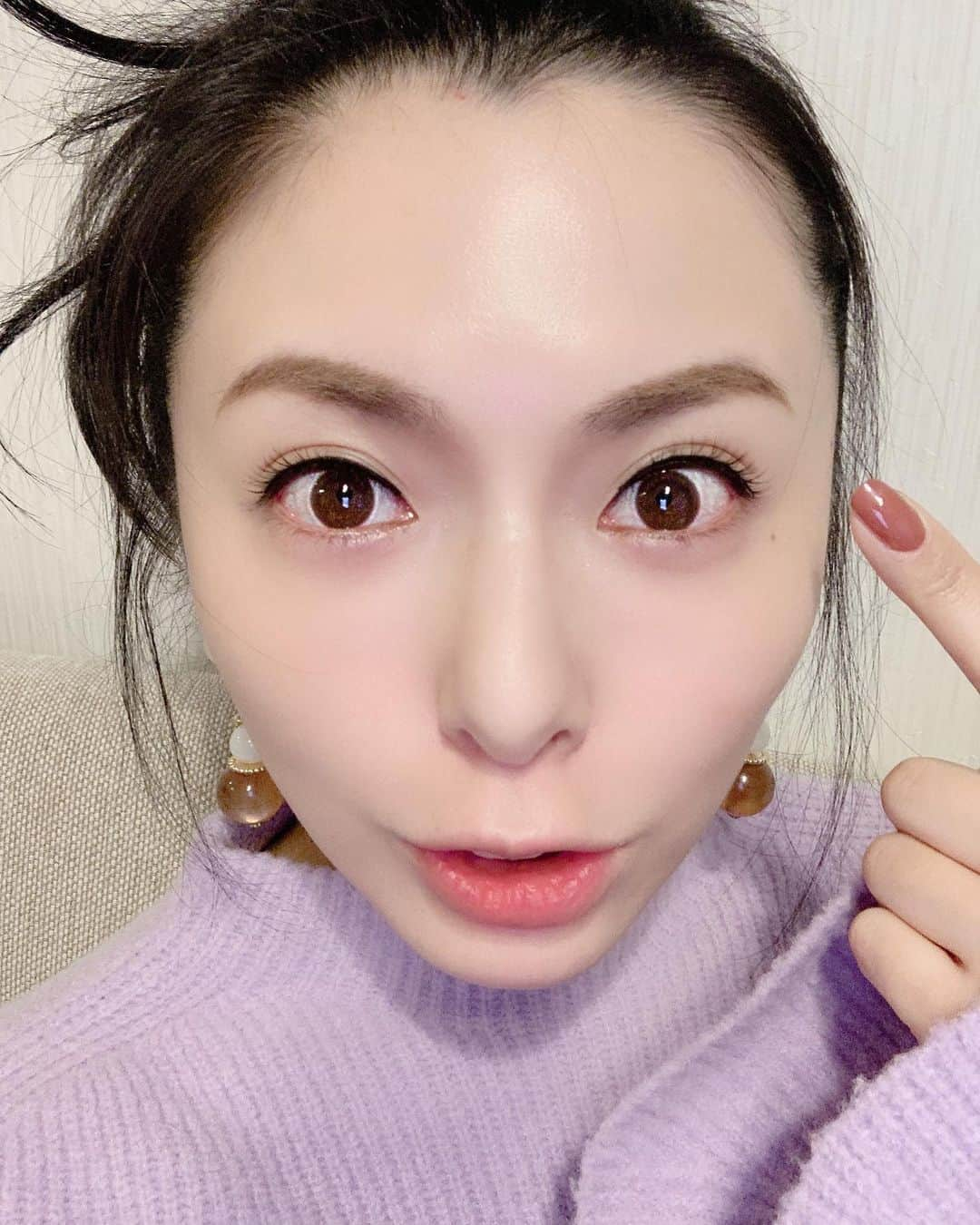 和希優美さんのインスタグラム写真 - (和希優美Instagram)「これ、磁気で付いてる付けまつげ👁👁✨﻿ ﻿ ﻿ アイライナーに﻿ マグネットが入っていて﻿ ﻿ そのアイラインに﻿ くっ付く優れもの😳﻿ ﻿ ﻿ ﻿ 新感覚つけまつ毛の﻿ 使い方はもちろん簡単✨﻿ ﻿ ①磁気入りアイライナーで﻿ アイラインをひいて﻿ 1~2分くらい乾かす。﻿ ﻿ ②付属のピンセットで﻿ つけまつ毛を﻿ アイラインの上にのせる。﻿ ﻿ ③完成‼️﻿ ﻿ ﻿ ☑︎ナチュラル﻿ ☑︎ロング﻿ ☑︎スパーロング﻿ の3種類もあるから﻿ シーンに合わせて﻿ 使い分け出来ちゃいます😌﻿ ﻿ 普段使いなら﻿ ナチュラルです🤍﻿ ﻿ ﻿ ﻿ ﻿ ﻿ ✁---------------------------------﻿ @may.b_official﻿ ﻿ #メイビラッシュ #つけまつ毛 #マグネットつけまつ毛 #mayblash #メイビ #pr #つけまつげ ﻿ #コスメ #コスメ好きさんと繋がりたい#おしゃれさんと繋がりたい #コスメレポ﻿ #japan #东京 #โตเกียว #美容好き #テレワーク #リモート #つけま #旅したくなるフォト #旅するように暮らす #旅スタグラム #時短メイク ﻿﻿」12月28日 22時36分 - kazukiyumi