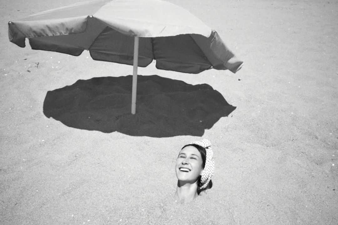 オランピアルタンのインスタグラム：「Who else is dreaming of sand and sun? 🏖 @claracullen as Daniela Rocca in Divorzio all'Italiana by @maxfarago for my Pitti project 8 years ago 💞 #OLTatpitti #divorzioallitaliana #daniellarocca」