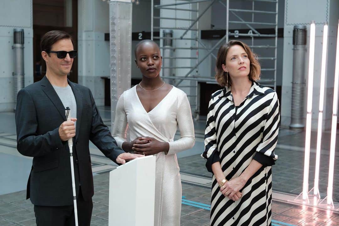 フローレンス・カサンバのインスタグラム：「Heute 20:15 ORF1 Blind ermittelt - Zerstörte Träume  Sophie Haller @patriciaaulitzky besucht mit ihrem Bruder, dem blinden Ex-Kommissar Alexander Haller @philipphochmair eine Ausstellung , die von der Kuratorin Solveig Schachner #florencekasumba organisiert wurde. Während der Veranstaltung bricht Solveigs Ehemann, der Bankier Romanus Schachner (Alexander Lutz), tot zusammen. Die Ermittlungen führen Alex und seine Kollegen Niko Falk (Andreas Guenther) und Laura @jaschkalaemmert in die Fiaker Szene. Regie: Katharina Mückstein Kamera: Michael Schindegger Drehbuch: Hans Henner Hess Casting:  www.schmiedcasting.at Mona Film Foto: ORF #orf」
