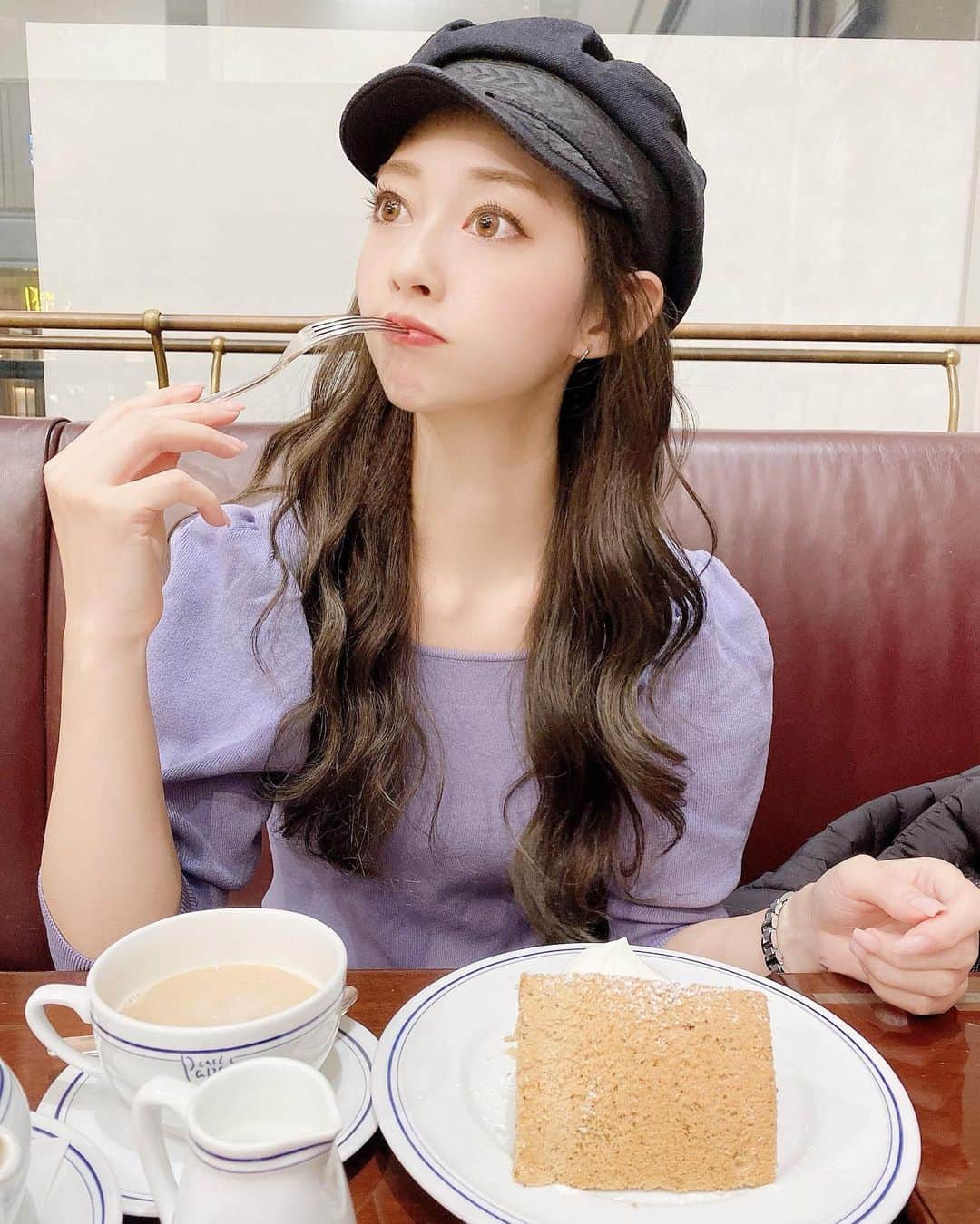 林紗久羅さんのインスタグラム写真 - (林紗久羅Instagram)「. . . . お仕事終わりにひと息☕️💛 . 紅茶のシフォンケーキ大好きっ . 断面と生クリーム全然見えてない🥺笑 . . . #カフェ巡り #紅茶派 #紅茶のシフォンケーキ #シフォンケーキ #papascafe #パパスカフェ #オルチャンヘア #murua #キャスケット #キャスケットコーデ #cartier #カルティエ時計 #ナチュラルネイル #大人ネイル #きれいめネイル #ミルクティー #sweets #サクめし #おしゃれカフェ #シルバーピアス #duvetica #デュベティカ」12月28日 21時14分 - sa1210ku