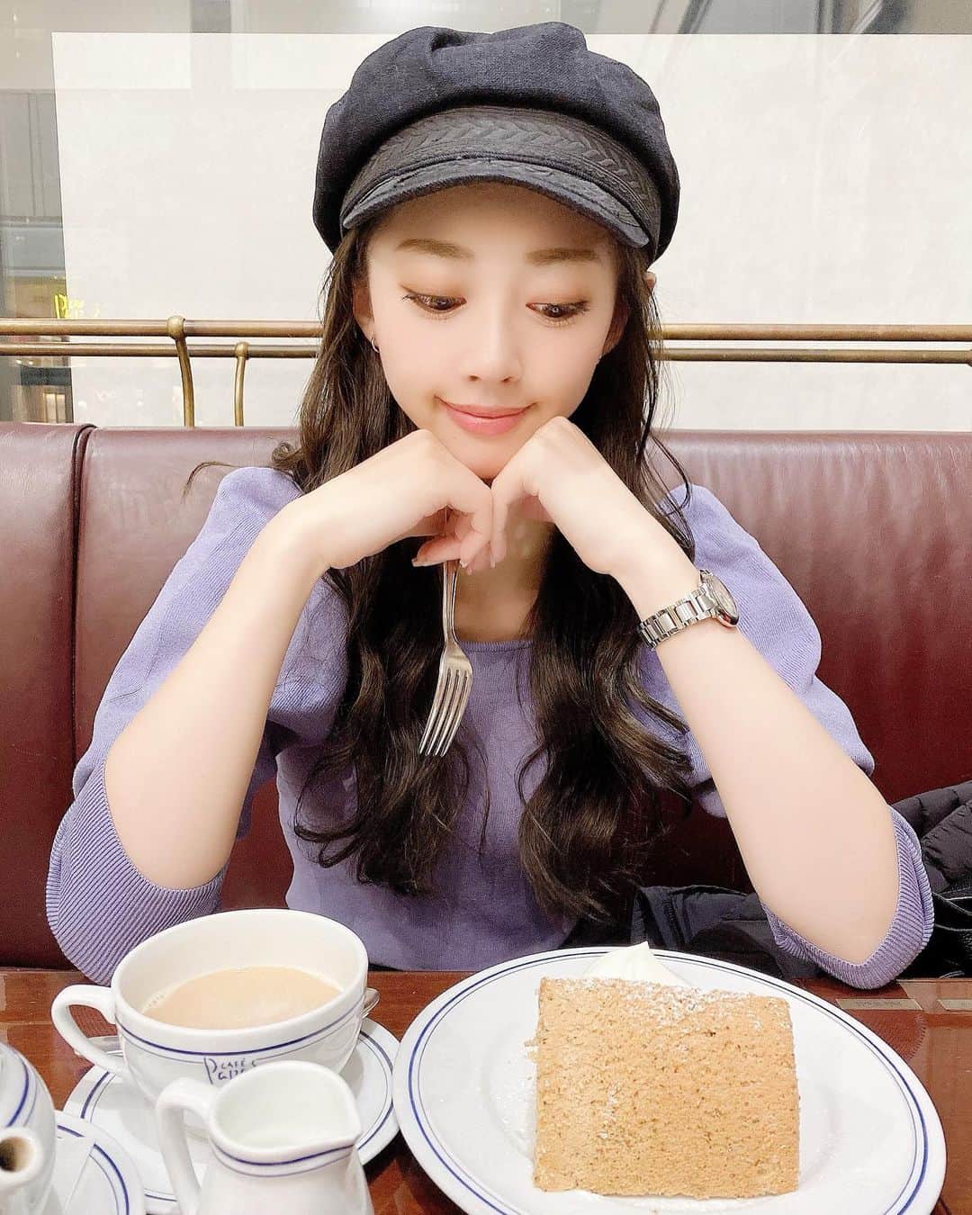 林紗久羅さんのインスタグラム写真 - (林紗久羅Instagram)「. . . . お仕事終わりにひと息☕️💛 . 紅茶のシフォンケーキ大好きっ . 断面と生クリーム全然見えてない🥺笑 . . . #カフェ巡り #紅茶派 #紅茶のシフォンケーキ #シフォンケーキ #papascafe #パパスカフェ #オルチャンヘア #murua #キャスケット #キャスケットコーデ #cartier #カルティエ時計 #ナチュラルネイル #大人ネイル #きれいめネイル #ミルクティー #sweets #サクめし #おしゃれカフェ #シルバーピアス #duvetica #デュベティカ」12月28日 21時14分 - sa1210ku