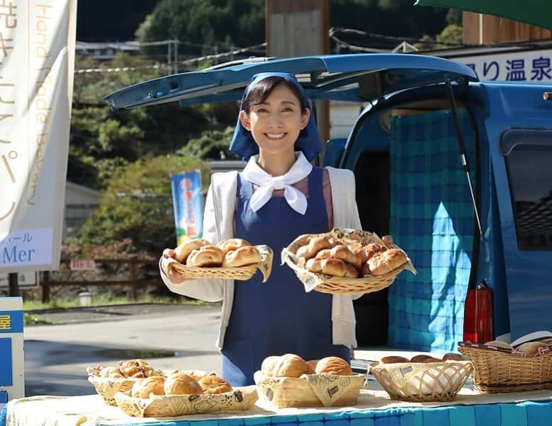 田中美里さんのインスタグラム写真 - (田中美里Instagram)「もう今年もあとわずか。  再放送のお知らせです。  テレビ東京 「駐在刑事シーズン２」　  12月30日(水) 8:00～10:00  1話(2時間スペシャル) 12月31日(木) 8:00～10:00　2話、3話 1月1日(金)  7:00～9:00　4話、5話 1月2日(土)  8:00～10:00  6話、7話、8話  関東ローカルのみになりますが、　 お正月にゆっくりしながら観ていただけたら嬉しいです。  #再放送 #駐在刑事season2  #寺島進　さん」12月28日 21時14分 - misatotanaka77