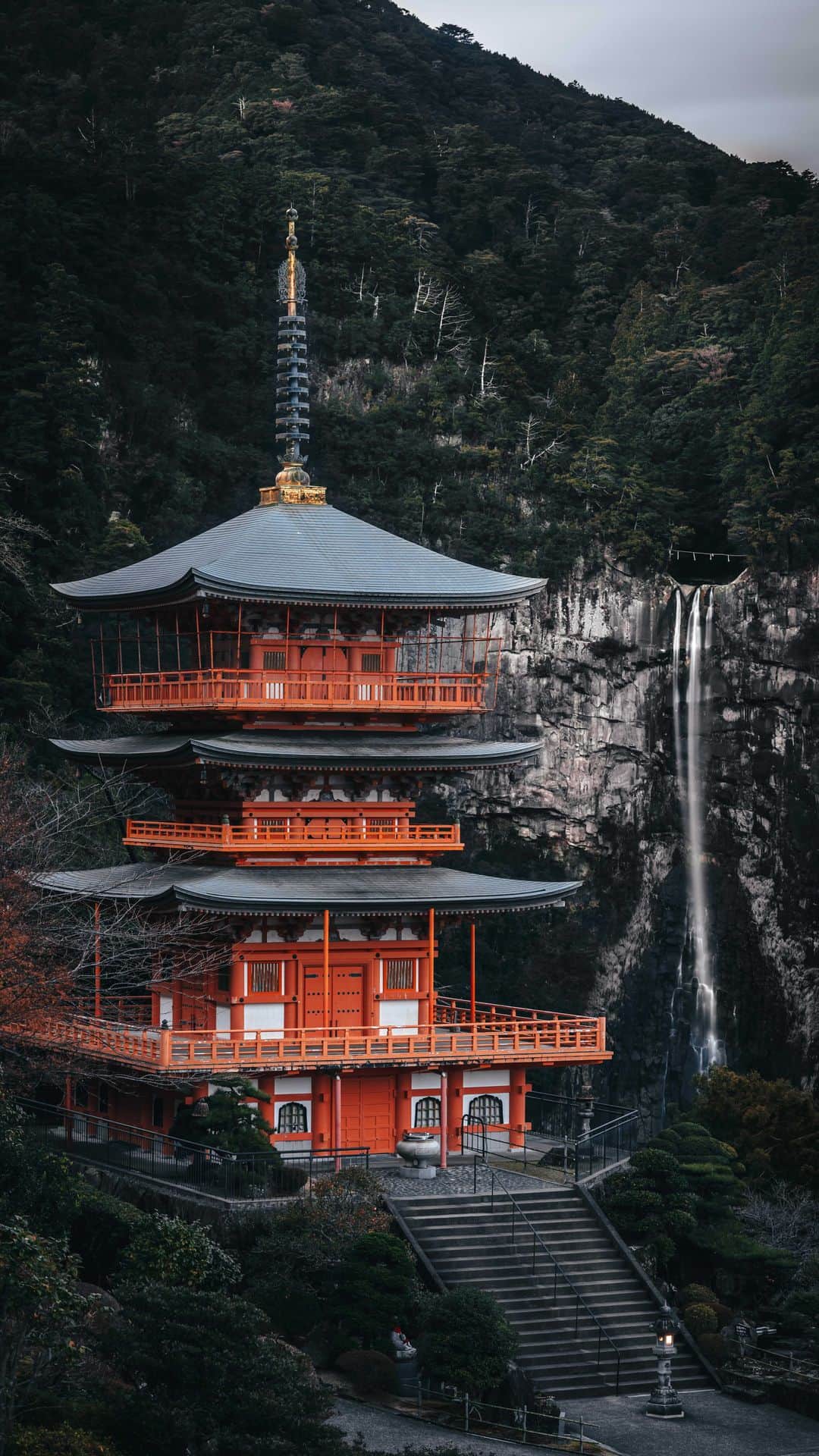 R̸K̸のインスタグラム：「A balance of mind and body ・ #reels #instagramreels #photographytutorial #howto #widelens #smartphonetips #photographytips #reelsofinstagram #reelsininstagram #tips」
