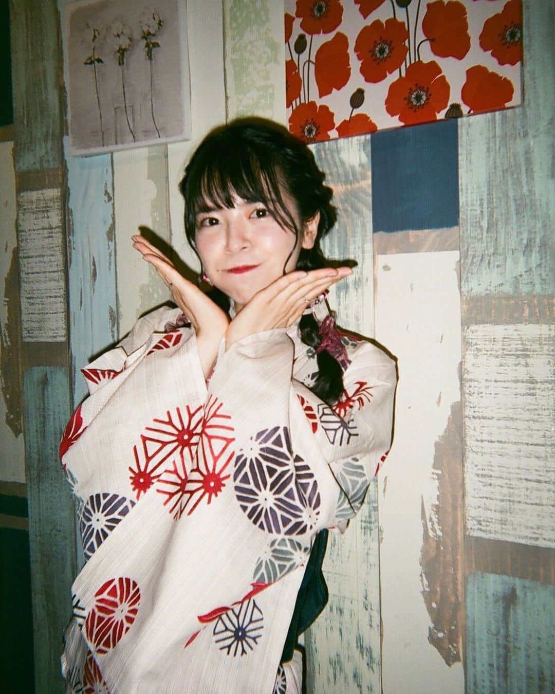 松崎博香のインスタグラム：「. なるちゃんが写ルンですで撮ってくれたよ✌🏻 嬉しいね🥺ྀི優しいね🥺ྀི みんなは今日はどんな1日を過ごしましたか？ #写ルンです  #浴衣ヘアアレンジ #yukata #우츠룬데스」