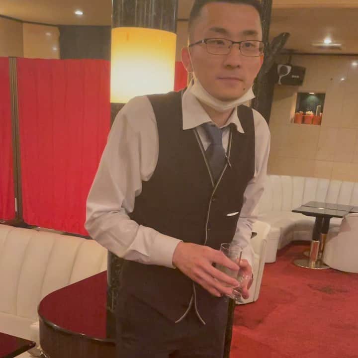 坂口杏里のインスタグラム：「昨日のくらもちくん。  やっぱりちょっとどっか抜けてるんだなぁ、、 けどカワイイからおっけー🙆‍♀️✨笑  club  SLOW 新宿区歌舞伎町1-9-6 三経32ビル3F 0332008522  くらもちくんもいるので、ぜひ遊びに来てください💁‍♀️笑」