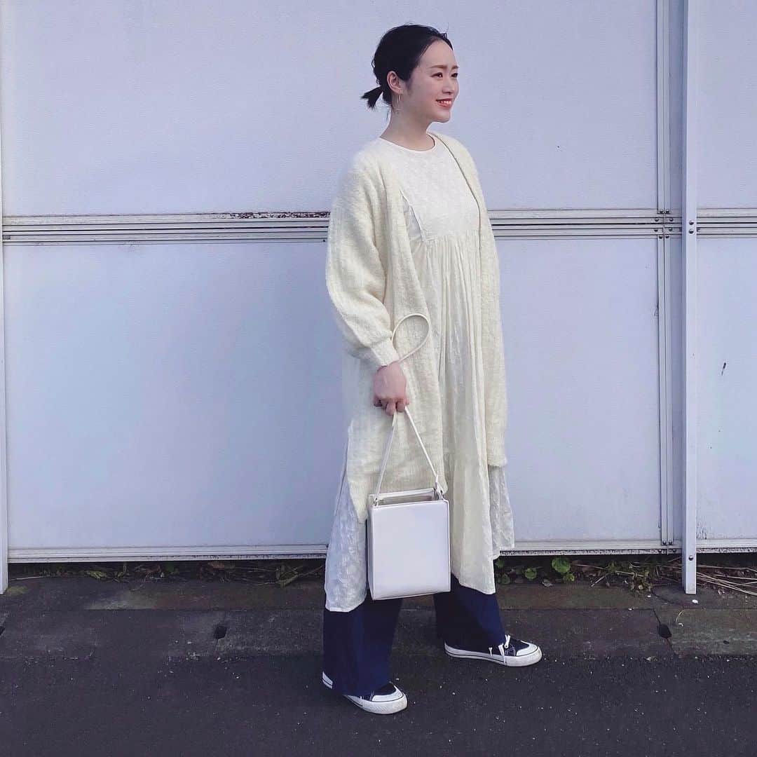 のインスタグラム：「#仕事納め﻿ ﻿ 無事に年内発送分も全て発送し終えて、ホッとした。﻿ 今月は特に力を振り絞って頑張ってきたからゆっくり過ごしたいなぁ。﻿ 年末年始はstay homeで過ごします☺️🍊﻿ ﻿ ﻿ #jewelry_ume#ÜME#ユーミー#彫金#金属アレルギー対応#10金ピアス#シンプルコーデ#カジュアルコーデ#ママコーデ#アラサーコーデ#30代ファッション#大人カジュアル#男の子ママ#ワンピースコーデ#ワイドパンツ#ユニクロコーデ#ワークマン女子」