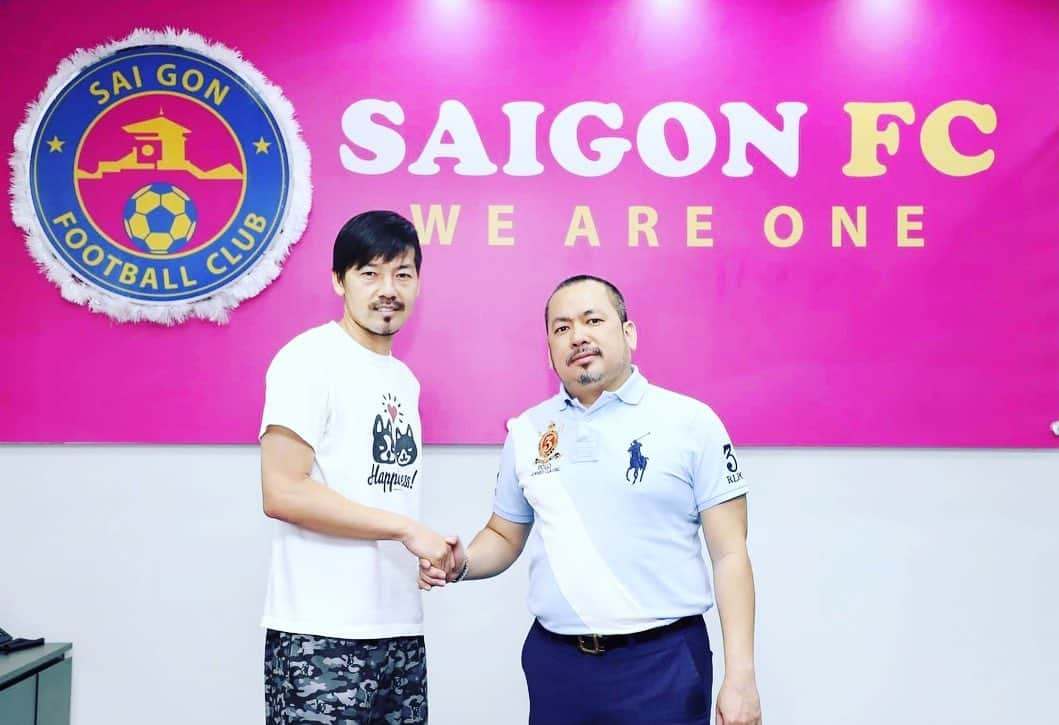 松井大輔さんのインスタグラム写真 - (松井大輔Instagram)「Mr.BINH  sed. My vision’s goal is not only improving Vietnamese football but also improving the country of Vietnam by introducing Japanese ways, such as working hard, Omotenashi, and respecting for human dignity.  Mr ビンさんの考えがなければ自分はベトナムには来ていないです。  ビンさんいわく 私のビションは日本の勤勉さ、おもてなしの精神、人間尊重といったものを取り入れることでベトナムのサッカーを発展させるだけでなくベトナムという国自体のレベルを上げることです  #教育者 #オーナー #会長 #おもてなし #vietnam  #saigon #saigonfc #hochiminhcity」12月28日 21時17分 - matsuidaisuke_official