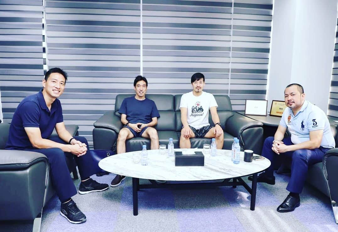 松井大輔さんのインスタグラム写真 - (松井大輔Instagram)「Mr.BINH  sed. My vision’s goal is not only improving Vietnamese football but also improving the country of Vietnam by introducing Japanese ways, such as working hard, Omotenashi, and respecting for human dignity.  Mr ビンさんの考えがなければ自分はベトナムには来ていないです。  ビンさんいわく 私のビションは日本の勤勉さ、おもてなしの精神、人間尊重といったものを取り入れることでベトナムのサッカーを発展させるだけでなくベトナムという国自体のレベルを上げることです  #教育者 #オーナー #会長 #おもてなし #vietnam  #saigon #saigonfc #hochiminhcity」12月28日 21時17分 - matsuidaisuke_official