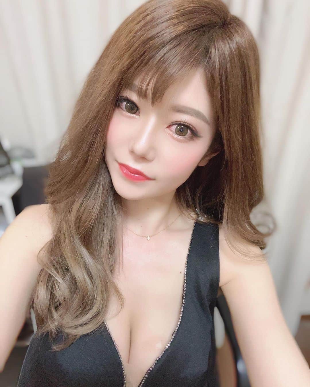 𝖬‌𝖠‌𝖬‌𝖨のインスタグラム：「前髪さらに短くしちゃった😄 エクステも短めの重ために 変えてもらった✌🏼❤️  どうかな〜？😌🎵  #ヘアスタイル #美容院 #前髪 #美容院納め」