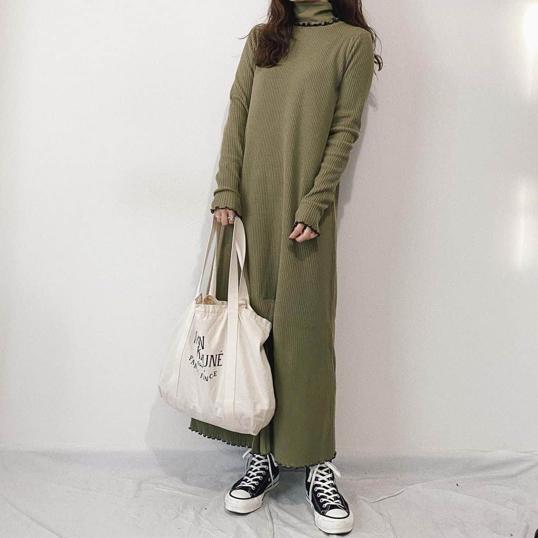 かほこ。さんのインスタグラム写真 - (かほこ。Instagram)「ㅤㅤㅤㅤㅤㅤㅤㅤㅤㅤㅤㅤㅤ ㅤㅤㅤㅤㅤㅤㅤㅤㅤㅤㅤㅤㅤ outer : #chuclla dress : #jeanasis bag : #maisonkitsune sneakers : #converse ㅤㅤㅤㅤㅤㅤㅤㅤㅤㅤㅤㅤㅤ 実はクリスマス(12/25)のときの。イブは赤を着たのでクリスマスはグリーンを着ました。 ㅤㅤㅤㅤㅤㅤㅤㅤㅤㅤㅤㅤㅤ これ10月に予約しててやっと届いたのだけどやっぱり可愛くて買って良かった🥺💚💚めちゃすっきり見える！今年の冬は意外と暖かいからまだたくさん着れそう！ ㅤㅤㅤㅤㅤㅤㅤㅤㅤㅤㅤㅤㅤ ミニショルダー合わせようかなと思ったけど、カジュアルに着てみました🥰 ㅤㅤㅤㅤㅤㅤㅤㅤㅤㅤㅤㅤㅤ #kaho_fashion」12月28日 21時23分 - xxokohakxx