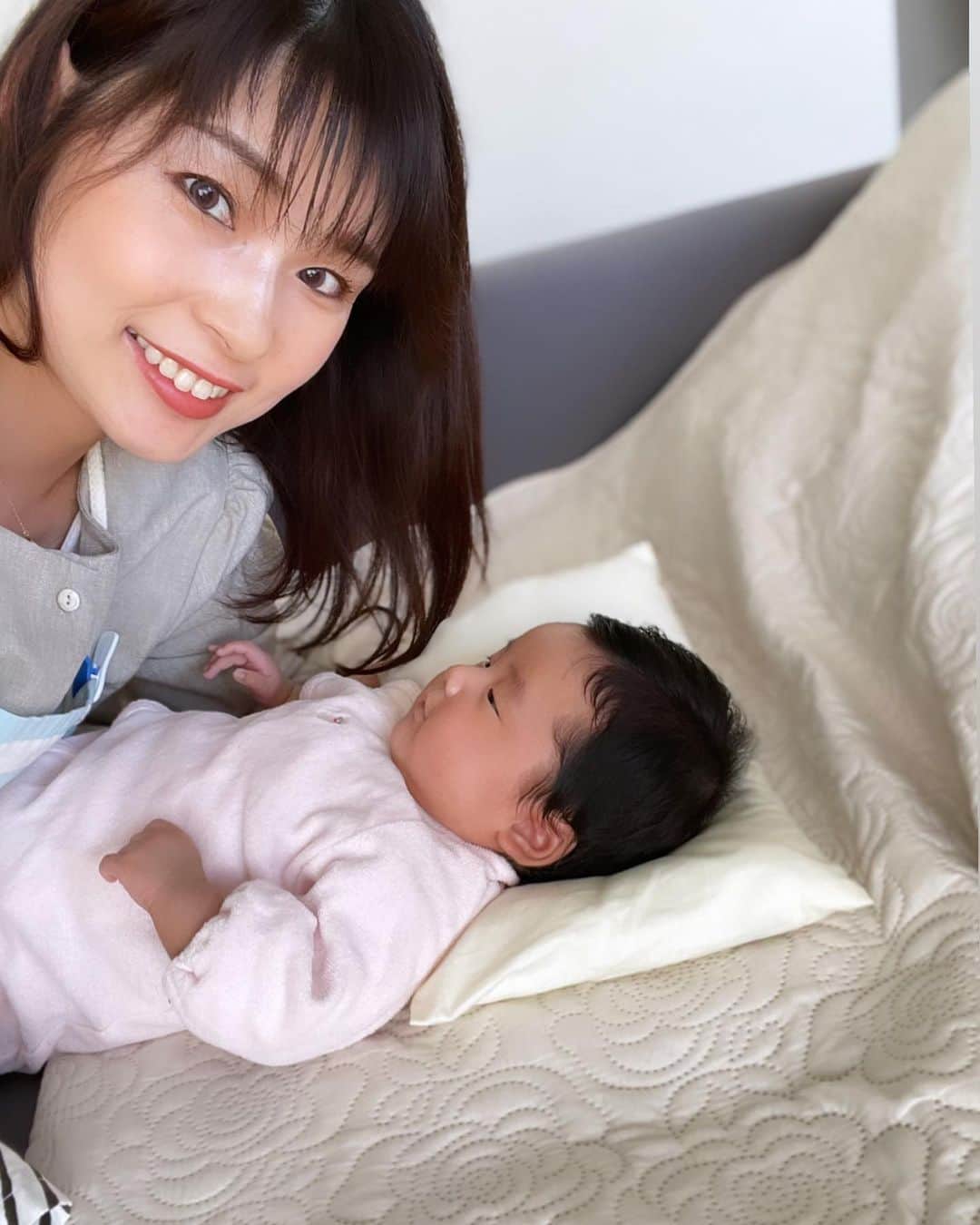 三佐和あやのインスタグラム：「お風呂上がりで ご機嫌なぱくちゃ〜ん❣️ 暖かい時間帯にお風呂に入ってるよ🛀  #ニューボーンフォト #月齢フォト #月齢ロゼット #スマイル育児 #育児日記 #ママリ #赤ちゃん #ヘビ #ベビフル #ベビー #ベビスタグラム #親バカ部 #親バカ #親バカ部ig_baby #令和2年ベビー   #コロナウイルスが早く終息しますよう」