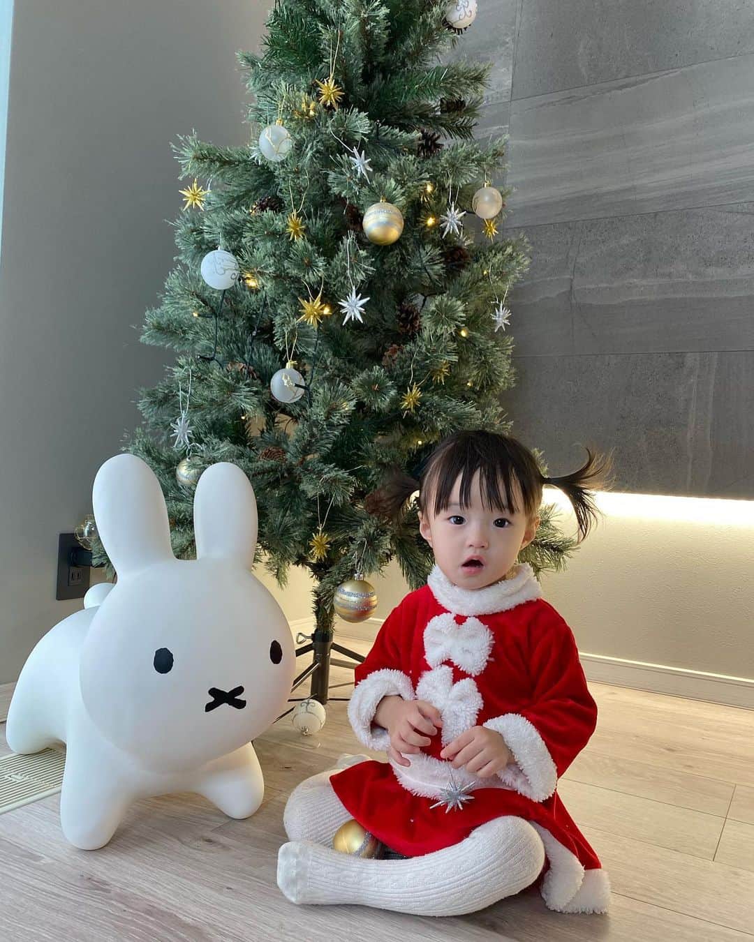 畠中清羅 のインスタグラム：「一つ前で年末投稿しときながら 遅ればせながらchristmas🎄🎅  2枚目の娘の母性感すごい🤣  同じ月に生まれた友達べびくんも娘も 大きくなったなぁ。と2人が遊んでてふと思う。  一緒に成長を見守れるのって嬉しいね🌞  #christmas#ベビークリスマス#ベビスタグラム#幼馴染」