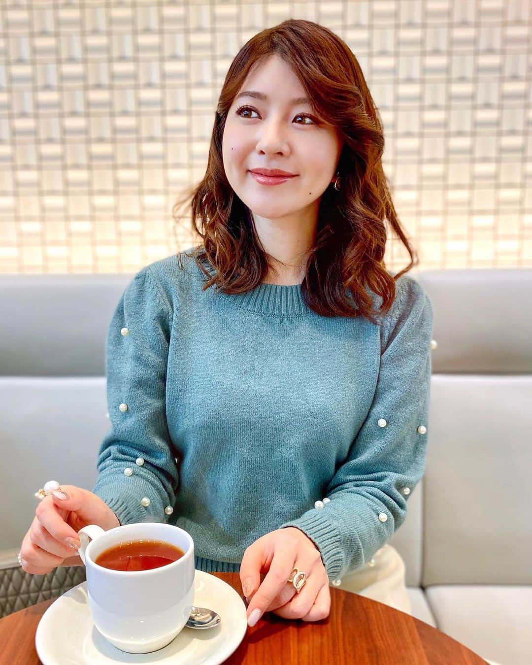 みゆこさんのインスタグラム写真 - (みゆこInstagram)「.﻿ インスタLIVE前に、﻿ ちょこっとカフェでのんびり🙃☕️💭﻿ ﻿ 最近はアクセサリーもお洋服も﻿ パールが付いたものが気になっています！﻿ ハマったものはとことん追究するタイプなので﻿ 本日のニットはこちら💁‍♀️💕笑﻿ ﻿ 袖にパールが付いたミント色のニット( ¨̮ )﻿ 屋外で着ても屋内で着ても﻿ 可愛い色味☺️🌼﻿ スカートはフレアラインが綺麗な﻿ ベージュスカートを合わせてみました🙌﻿ ﻿ ﻿ ︎︎︎︎︎︎︎︎︎︎︎︎☑︎ PEARL TRIM SLEEVES﻿ RIBBED KNIT SWEATER IN GREEN﻿ ﻿ ︎︎︎︎︎︎☑︎ HIGH WAIST A-LINE FLARE﻿ MIDI SKIRT IN CREAM﻿ ﻿ ﻿ ーーーーーーーーーー﻿ Tops&Skirt: @chicwish.japan  Bag: @furla  Shoes: @evol_official0  ーーーーーーーーーー﻿ ⠀﻿ #今日のコーデ﻿ #chicwish#chicwishjapan﻿」12月28日 21時19分 - miyuco.t