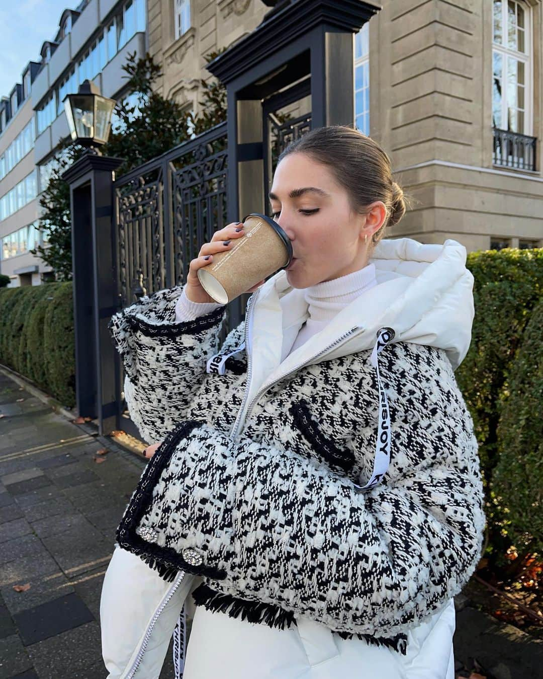 アン・キャサリン・ボメルさんのインスタグラム写真 - (アン・キャサリン・ボメルInstagram)「can’t let my coffee get cold for a pic 🥶」12月28日 21時19分 - annkathrin