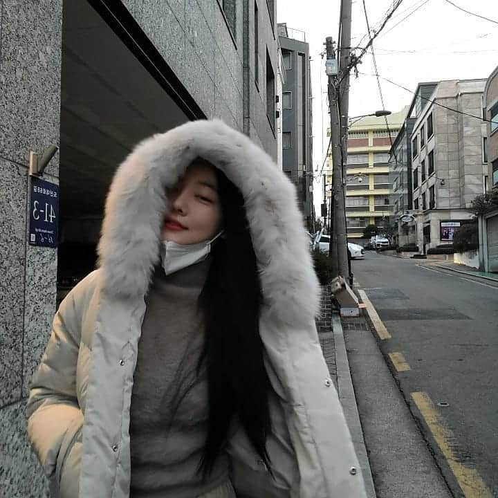 ムン・ジインさんのインスタグラム写真 - (ムン・ジインInstagram)「집 주변 산책 하다 터져버린 흥🎉 . #움직여야산다🏃‍♀️」12月28日 21時31分 - moonjiin_actress