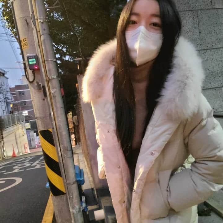 ムン・ジインさんのインスタグラム写真 - (ムン・ジインInstagram)「집 주변 산책 하다 터져버린 흥🎉 . #움직여야산다🏃‍♀️」12月28日 21時31分 - moonjiin_actress