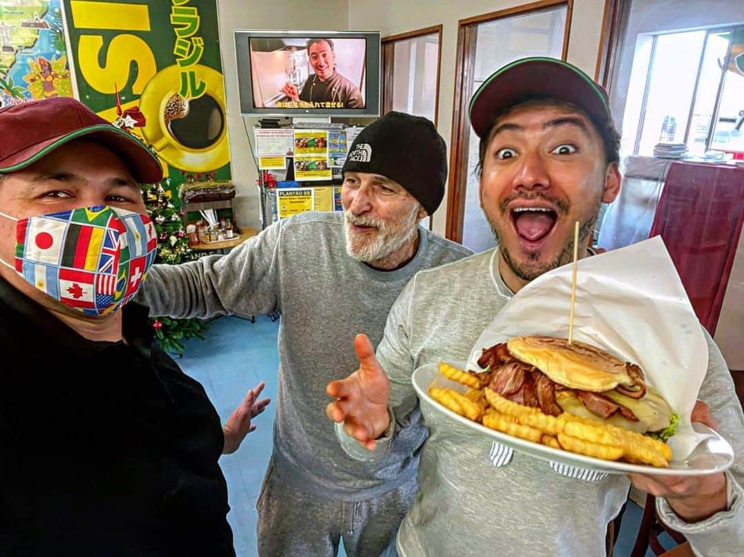 ベリッシモ・フランチェスコさんのインスタグラム写真 - (ベリッシモ・フランチェスコInstagram)「Woooow🤪 Delicious Hamburgers with Gianfranco and Silvio at Brasil Store, Wakaba!!!🍔🍟🍺 鶴ヶ島のブラジルストアで激うまハンバーガーを頂きましたよ！Buonissimo!👍 #ベリッシモ #ブラジルストア #料理研究家 #francescobellissimo #chef #tvchef #たねうまtv #鶴ヶ島　#若葉駅 #ブラジル #ブラジル料理 #brasilstore #brasil #brasilian #italian #イタリア人 #ブラジル人 #maduro #leon #allafacciadelladieta #ちょい悪オヤジ #vip #luxury #luxurylifestyle #riccanza #hamburger #potatoes #uominiveri #coattoromano」12月28日 21時31分 - bellissimoyoshi