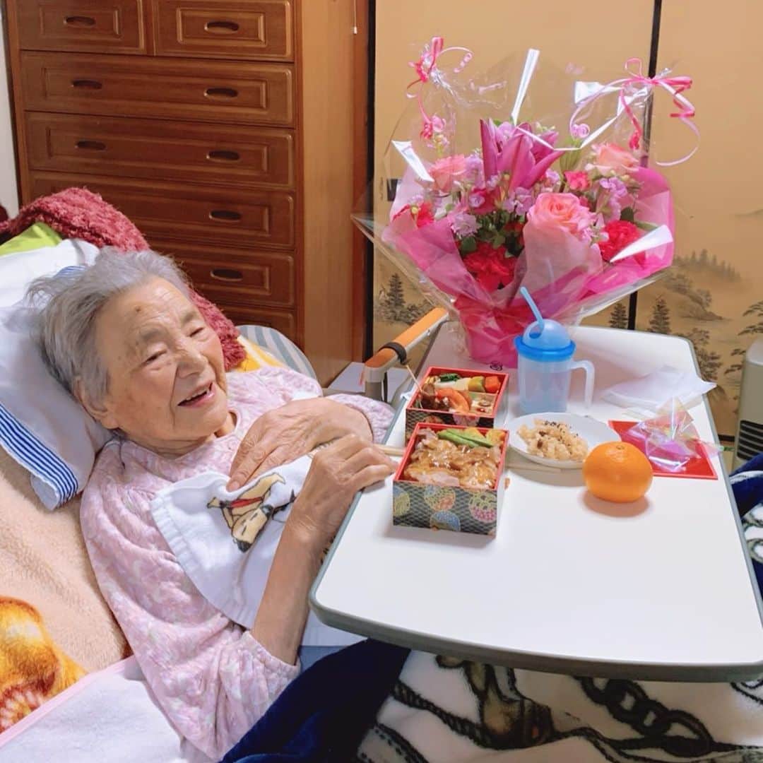 大出千尋のインスタグラム：「. 大好きなおばあちゃん、94歳のお誕生日おめでとう🎂💕 前向きで強くて優しい、会うたびに私もまだまだ頑張らなくちゃと思わせてくれる尊敬するおばあちゃん。 落ち着いたらまた一緒にコーヒー飲んで、ケラケラ笑いたいな😊💛 . #mygrandma」