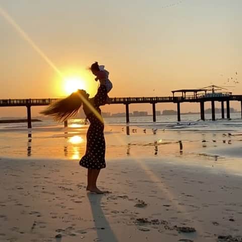 エイミー・ウィラートンのインスタグラム：「Here is to new hope and horizons in 2021 ♥️🙏✨」