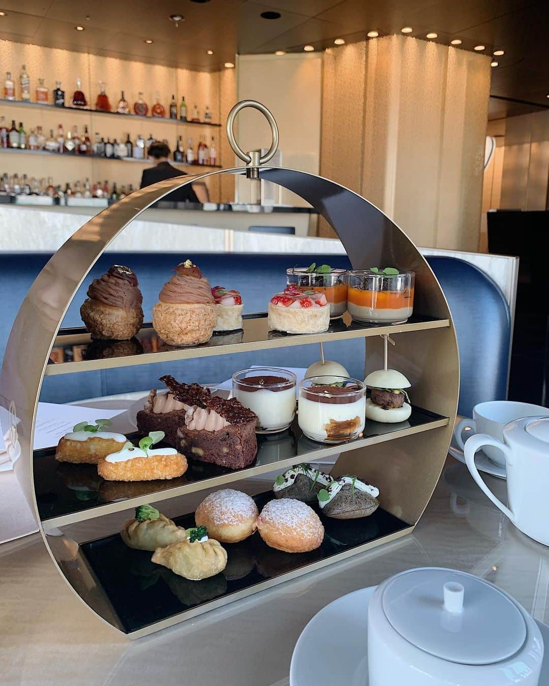 青山美沙子のインスタグラム：「【ARMANI  RISTORANTE 銀座】﻿ 　﻿ afternoon tea﻿ ﻿ ﻿ ﻿ 気になっていたアルマーニのアフタヌーンティーへ♡﻿ 　﻿ ﻿ ﻿ SELECTION OF SAVORIES﻿  茄子とトマトとパルミジャーノ﻿ ミニハンバーガー わさびとマヨネーズのソース﻿ じゃがいものコロッケ﻿  ブロッコリーとサルシッチャのラビオリ﻿ ﻿ ﻿ SELECTION OF DESSERTS﻿ 季節のフルーツタルト﻿ モンテビアンコ﻿ チョコレートカプレーゼ﻿  ブラックオリーブのマドレーヌ﻿ クラッフェン﻿ クロテッドクリームとアルマーニ ドルチジャム﻿ ﻿ ﻿ ﻿ ﻿ 飲み物がポットで頼み放題で、チョコーレ風味の紅茶とか少し変わった紅茶が多く、﻿ 楽しくてついつい飲みすぎてお腹たぷたぷで大変だった笑🥺﻿ ﻿ ﻿ ﻿ ﻿ でもすごく美味しかったのでまた行きたいリスト入り🥰﻿ ﻿ ﻿ ﻿ ﻿ #アフタヌーンティー#アフタヌーンティー東京#アルマーニカフェ#アルマーニ銀座#銀座カフェ#銀座グルメ#銀座ランチ#女子会#大人女子会#アラサー女子#アラサー女子会#アフタヌーンティー巡り#アフタヌーンティー部#東京アフタヌーンティー#オシャレカフェ#カフェ好き#カフェスタグラム」