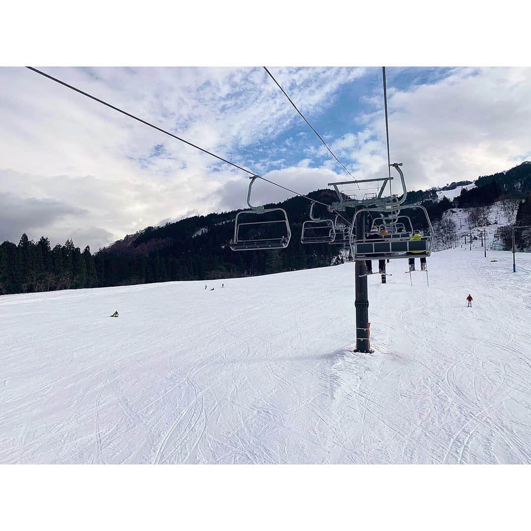 尾島早都樹さんのインスタグラム写真 - (尾島早都樹Instagram)「今シーズン #初滑り 🏂❄️  オープン日に取材してから ずっと行きたくて行きたくて、、、！！  スノボは４シーズンぶり！ 滑る感覚はまだ残っていました、、よかった、、🥲❤️  この冬も旅行は行けないので #富山 で ウィンタースポーツを存分に楽しみたい！！ お誘いお待ちしております☃️♡  (カメラ撮るときのみマスク外しています)  #チューリップテレビ #アナウンサー #尾島早都樹 #立山山麓スキー場 #極楽坂 #スノーボード #スノボ」12月28日 21時25分 - ojima_satsuki