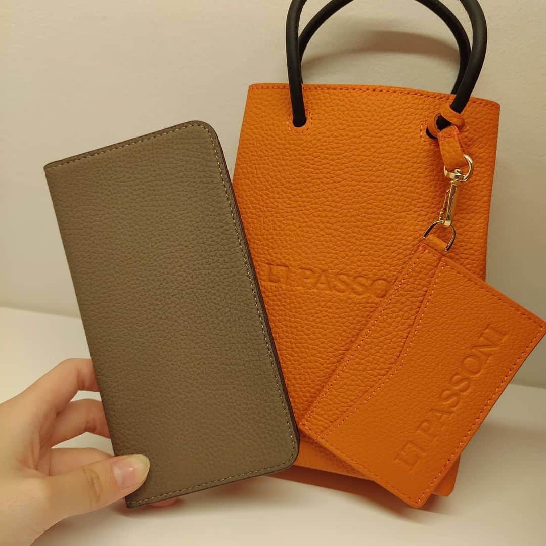 caseplayのインスタグラム：「LORNA PASSONIのバッグシリーズ✨ 今回新しく、シュランケンカーフレザーのタイプが入荷しました😍  エナメルレザータイプ同様、スマホサイズとタブレットサイズの2サイズでご用意🛍  どちらもロングストラップ付き、2wayで使えて便利💪  スマホケースとお揃いで持つのがおすすめです☺ ケースはiPhone各サイズ、マルチタイプでご用意しております🌠  ☆☆☆☆☆☆☆☆☆☆ German Shrunken Calf Phone Case Large　¥49,500(税込) Small　¥36,300(税込) カラー：Taupe×Orange、Orange×Lightgray、Lightblue×Lightgray ☆☆☆☆☆☆☆☆☆☆☆  #ロルナパッソーニ #lornapassoni #レザーバッグ #サブバッグ #シュランケンカーフ #本革 #ショルダーバッグ #ミニバッグ #ミニマリスト #ママコーデ #カードケース #シンプリスト #オレンジコーデ #高級感 #スマホケース手帳型 #牛革バッグ #スマホケース #iPhoneケース #本革スマホケース #ギフトにおすすめ #東急プラザ銀座 #tokyuplazaginza #foxginza #銀座 #ヒンカリンカ #hinkarinka #instagood #followforfollowback」