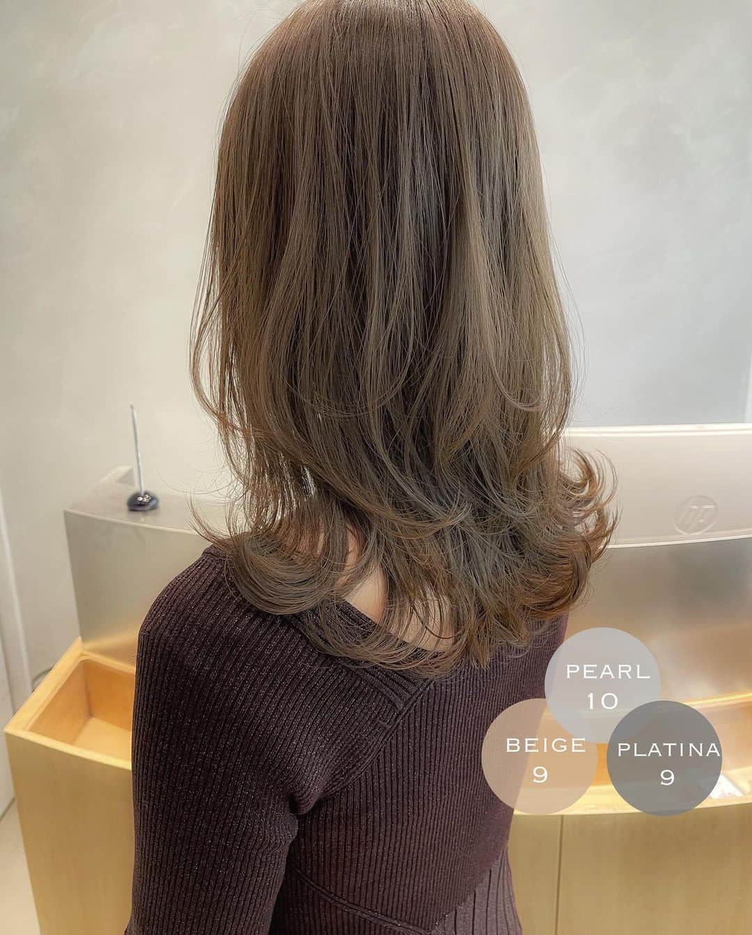 大木光のインスタグラム：「＊リアルサロンワーク swipe→#ヘアとメイクの関係性 .  cut  ラウンドレイヤー . 丸みを感じさせるラウンドレイヤースタイル。 今回は高めにレイヤーを施し動きのあるアクティブな印象に！ . color くすみベージュ . 肌馴染みの良いベージュをくすませたオーダーの多い人気のヘアカラーです。 #シークレットハイライト 3回入っています！ . レイヤーの入ったヘアスタイルに赤みシャドウを纏いカジュアルな色気を手に入れる♪ #suuqu #スック#addiction #アディクション #tomfordbeauty #ベージュカラー #ボブ #レイヤーカット #ボブレイヤー#ミディアムレイヤー #レイヤースタイル#グレージュ#キャメルベージュ」