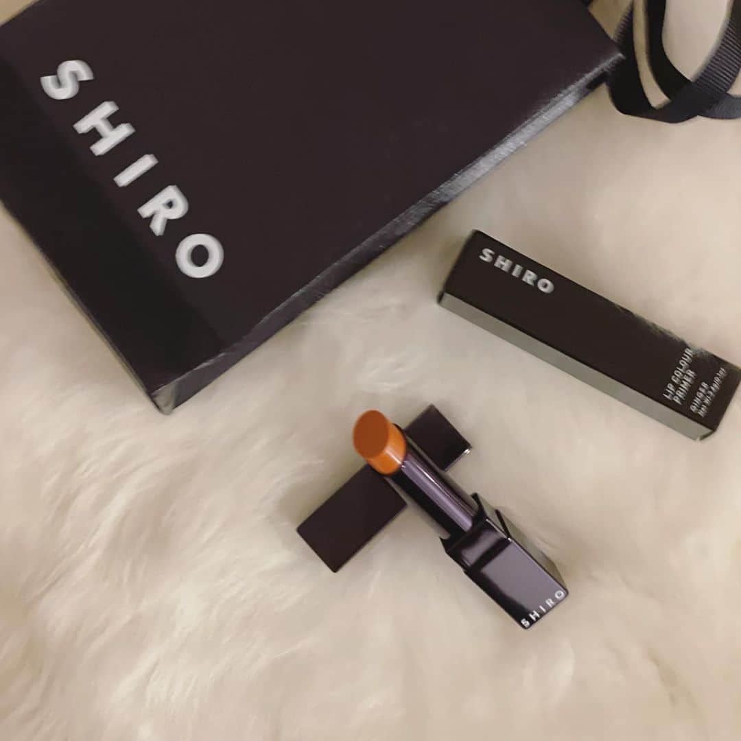 i_am_fukutaroのインスタグラム：「. 保湿と 手持ちのリップの色の深みを出すのに これ買ってみた🧡 . 何気にSHIROのメイク用品買うの初めて☺️ . . . #shirocosmetics  #shiro」