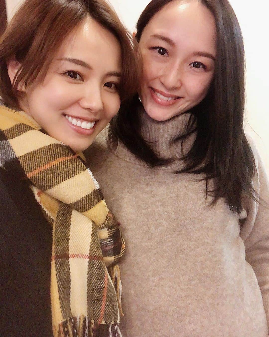 小松あやのインスタグラム：「. いずみん @izmommy0115t と 久しぶりのランチ💪( ¨̮ 💪) ちょっと会うつもりだったのに、 なんだかんだ3時間も喋り倒しました🙏 　 大きくなったいずみんのおなか🤰とパチリ📸✨ ママ似の美人さんが入っています🥰 　 　 にしても2人ともデコ広いな👨🏼‍🦲👨🏼‍🦲 ここにひーちょん @h_h.world も加われば 立派なでこっぱちトリオやな👨🏼‍🦲👨🏼‍🦲👨🏼‍🦲 　 　 いずみん、今年もお世話になりました(๑′ᴗ‵๑)🙏✨ 　 　 #仲良し #女子会ランチ #セルフィー女子 #プレママ #妊婦さん #picoftheday #catchupwithfriends」