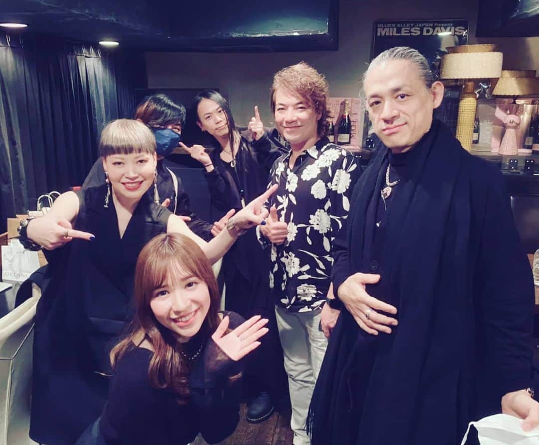 のインスタグラム：「仕事おさめは目黒BAJで。 今年は皆にとって大変な年だったけど、毎年恒例のこの仕事おさめライブは無事終了できました。 配信ももちろんいいと思うけど、実際その空間で音の振動を細胞で感じる、って特別なんです。来年はもう少し復活できますように。 素晴らしいミュージシャンと音を奏でられ、聴いてくださる人がいて、尚且つ喜んで下さったらこんなに嬉しい事はないです。そんな当たり前のような事が特別なんだと改めて実感した2020年でした。 2021年は1月3日から伊藤志宏くんと本厚木キャビンでライブ初めやります！！ 詳しくはShihojazz.comでみてみてね！  #friedprideshiho #Shiho #jazz #live #gig #ライブ #singerslife #vocal」