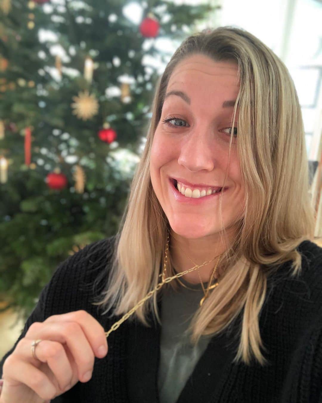 Verena Faisstのインスタグラム：「After Christmas Gewinnspiel✌🏼 Ich hoffe ihr habt die Weihnachtstage gut rumgebracht, seid alle gesund geblieben & freut euch jetzt, genauso wie ich, auf 2021 💫  Mit @icrush_jewelry könnt ihr kurz vor dem neuen Jahr noch diese coole Halskette gewinnen. Folgt hierzu @icrush_jewelry & @vereni2205 🙆🏼‍♀️; Markiere zwei Freundinnen deiner Wahl & schreibe mir deine Wünsche fürs neue Jahr 🧡 Das Gewinnspiel endet am 2.1 🙋🏼‍♀️ Bin gespannt auf eure Wünsche für 2021 👀   Eure Verena  #icrush #jewelry #afterchristmasgift」