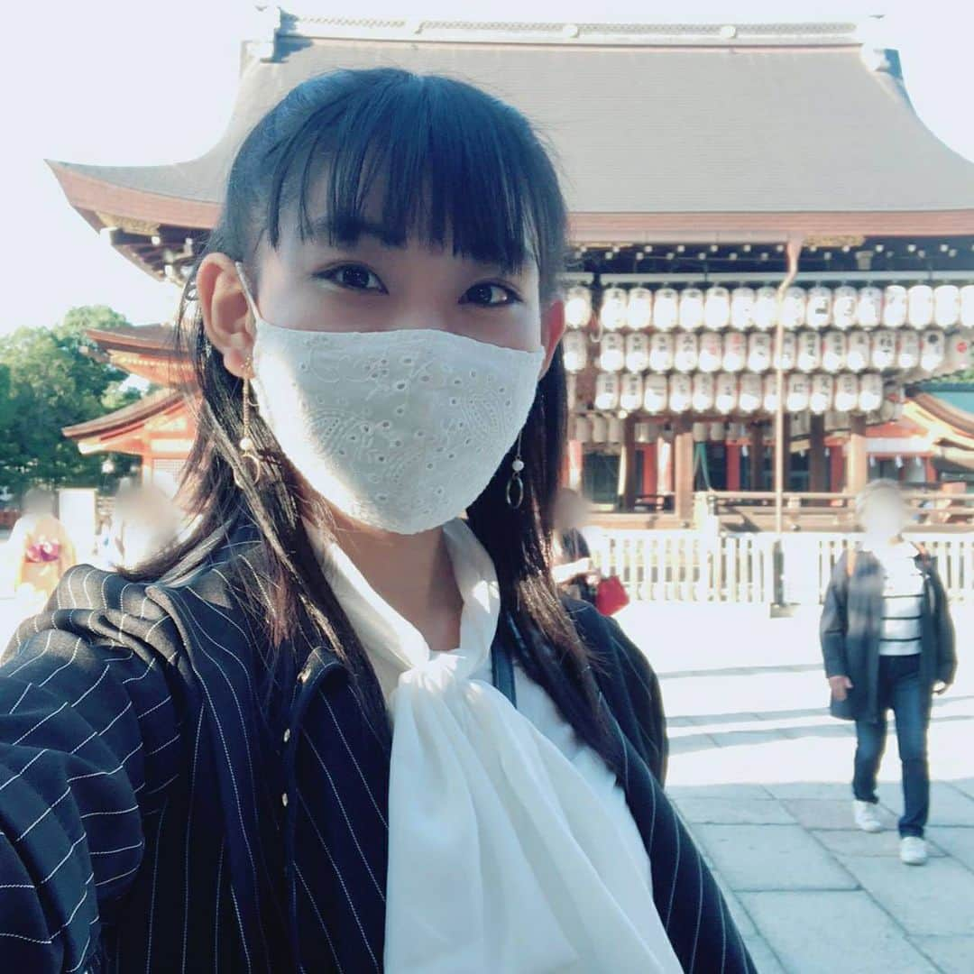 根岸可蓮さんのインスタグラム写真 - (根岸可蓮Instagram)「⛩ #八坂神社 、かれんもよく行くんだよ〜😁 いつも京都に着くの夜だから またゆっくり行きたい😊 前おみくじ引いたら凶だった、、、😩 ※ ※ 写真は出してなかった時の～🔅 ※ ※ ※ #たこやきレインボー #たこ虹 #tacoyakirainbow #taconiji #根岸可蓮 #れんれん #Renstagram #アニメ好き #京都 #followme #instagood #れんれんドキドキでーす」12月28日 21時35分 - negishikaren_official