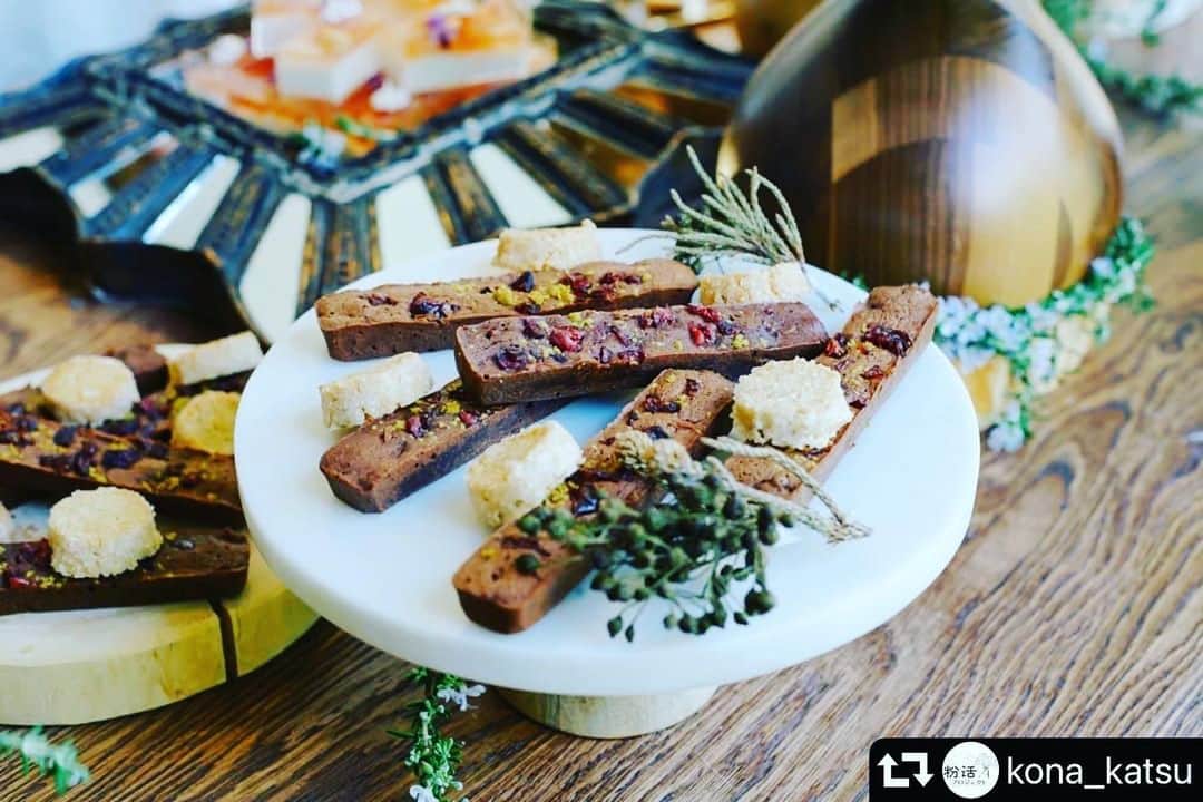 あやこのインスタグラム：「. #repost @kona_katsu ・・・ . ＊concept ごぼうの土の香りはチョコレートと好相性 お好みのガトーショコラレシピに ごぼうパウダーをひとさじ加えてみませんか 見た目もごぼうのように細長くしてみたのだけれど・・・ 誰にも気付かれなかった工夫はご愛嬌  ＊point 隠し味としてほんの少し それでも深みが十二分に増してコーヒーによく合います  ＊使用粉末 #ごぼうパウダー #ココアパウダー  ＊栄養point ごぼうやココアには腸内環境を整える働きのある食物繊維が含まれています。 また、ごぼうやココアには抗酸化作用が高いポリフェノールも豊富。 ごぼうは焙煎することで抗酸化作用が高まることも報告されています。  発酵暮らし家・料理研究家 みつはしあやこ @mitsuhashi_ayako   #粉活 #粉活アート #粉活アンバサダー #食物繊維 #抗酸化作用 #抗酸化力 #ポリフェノール #ごぼう #ココア」