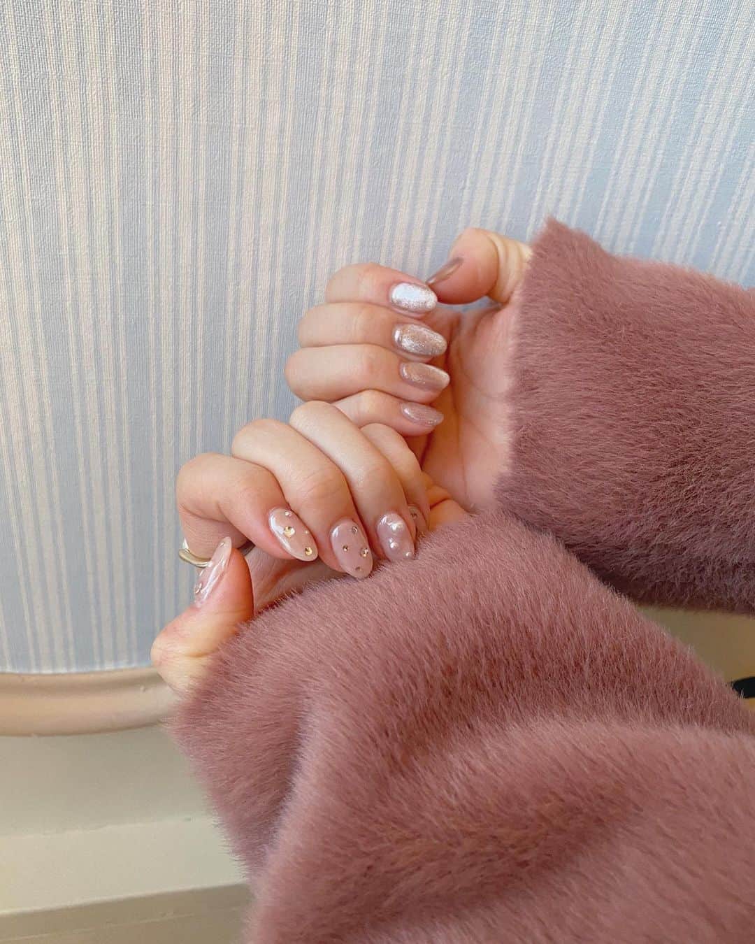 SHIHORINのインスタグラム：「nail𓂅  右手は #マグネットネイル ♡ 左手は #パール と #ストーン でキラキラに🥰 冬っぽくてとってもお気に入り🤍 @trunail 渋谷店でお願いしました☺️♡  @nailiejp ネイル予約アプリで 招待コード🎟【UBW058】を入力すると 1,000円OFFで予約できるよ〜💕  #nail #truenail #shibuyanailsalon #nailart #pearlnails #magnetnails #shihorin_nail  #ネイル #冬ネイル #ネイルデザイン #ネイルアート #ネイルアートデザイン #ビジューネイル #パールネイル #マグネットネイルデザイン」