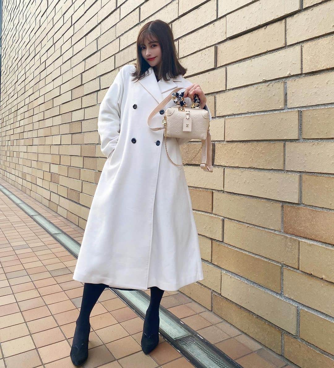得あゆさんのインスタグラム写真 - (得あゆInstagram)「このコートすっごい大きくて 暖かいし可愛いしお気に入り🤍 @rienda_official 前閉めてても開けてても可愛い🤍✌️ めちゃ連写で撮ったからたくさん載せる。笑 ・ ・ ・ ・ ・ ・ ・ ・ ・ ・ ・ #冬コーデ#ホワイトコーデ#冬服#コート#雪だるま#お出かけ#年末年始#お洒落#トレンチコート#赤リップ#ナチュラルメイク#ヘアスタイル#ボブ#インスタ映え#カメラ女子#撮影#モデル#バッグ#家族#デート#大人可愛い#大人カジュアル#オトナ女子#coat#whitechristmas#bobhaircut#japanesegirl#date#winterfashion#winteriscoming」12月28日 21時42分 - tokuayu819